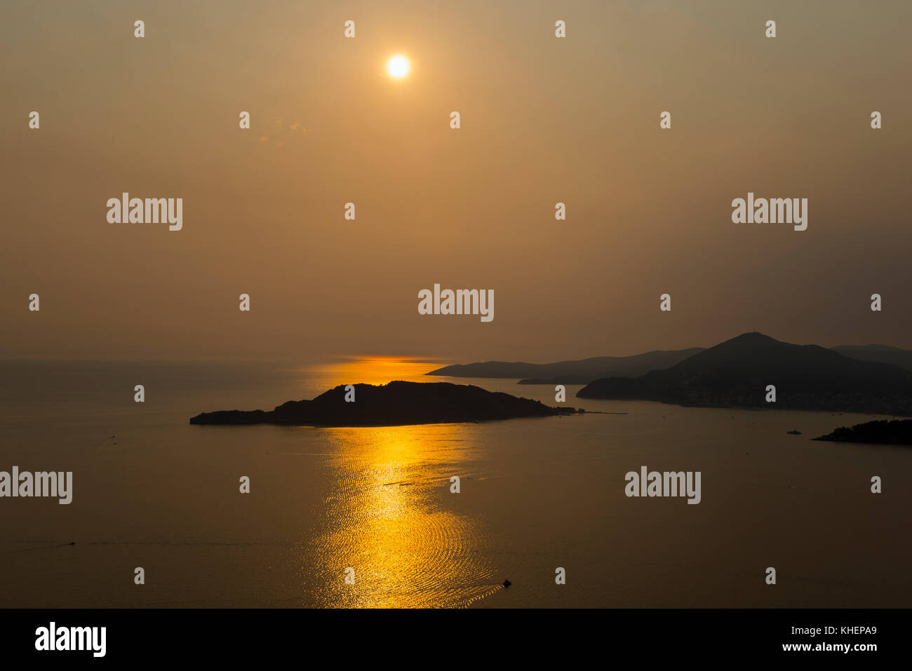 Tramonto su Sveti Stefan isola, costa vicino budva, Montenegro Foto Stock