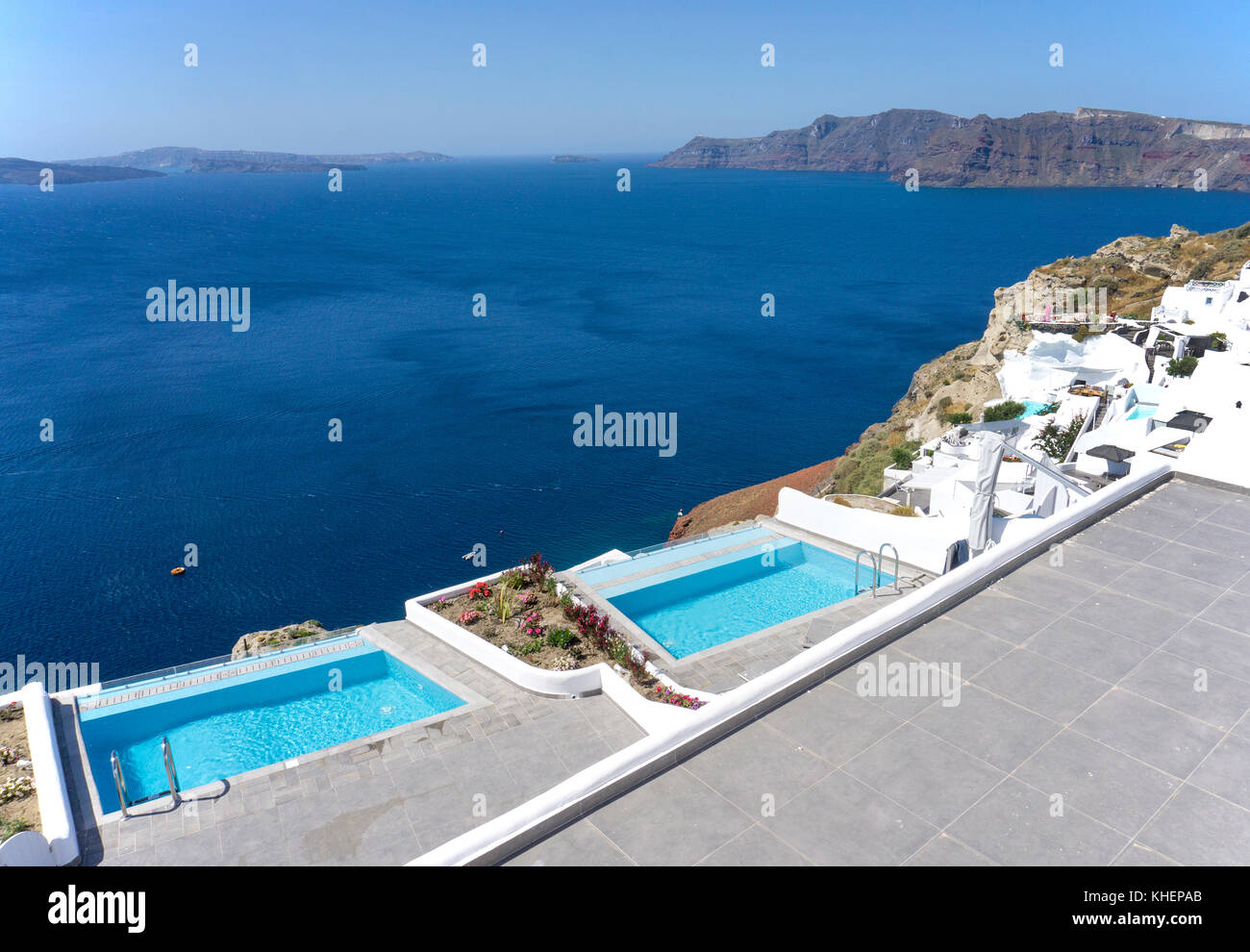 Hotel di lusso con piscina presso il bordo del cratere di Oia, isola di Santorini, Cicladi, Egeo, Grecia Foto Stock