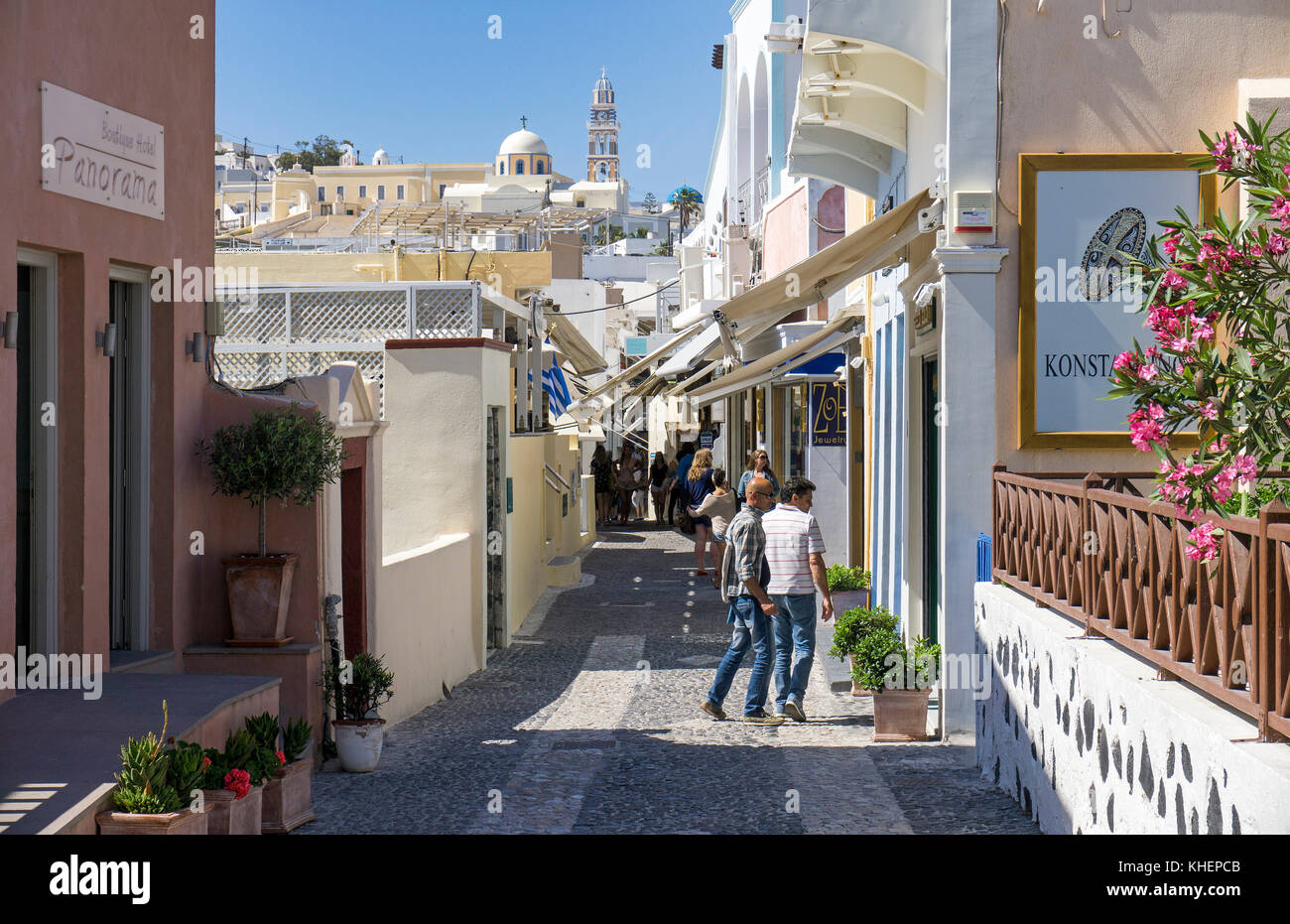 Persone in un vicolo, negozi di souvenir a Thira, dietro la torre campanaria della chiesa cattolica, isola di Santorini, Cicladi, Egeo, Grecia Foto Stock