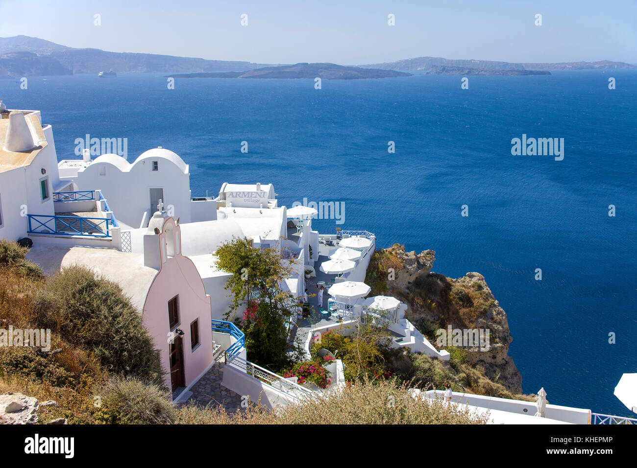 Piccola cappella e hotel presso il bordo del cratere, Oia, isola di Santorini, Cicladi, Egeo, Grecia Foto Stock