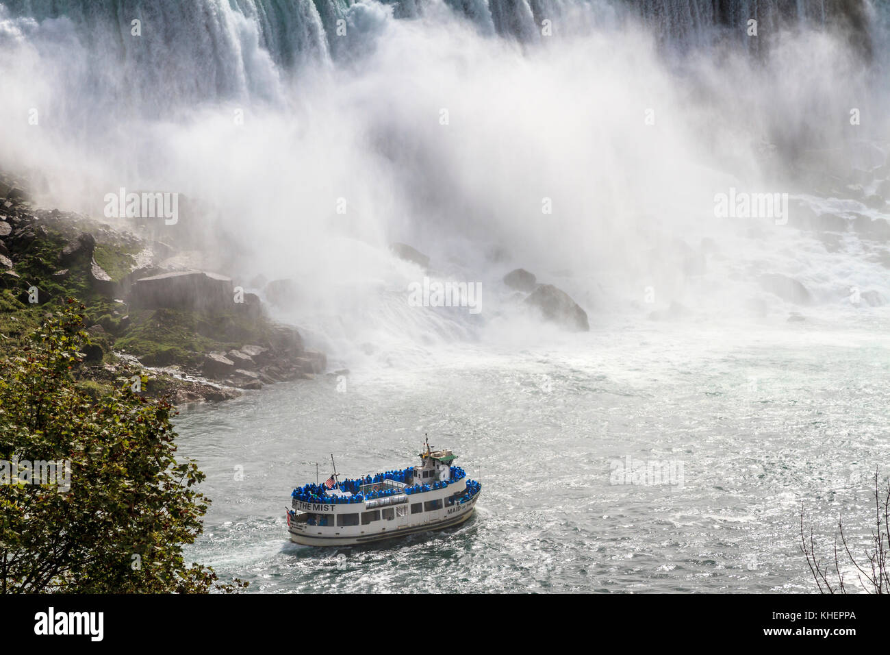 Imbarcazione turistica di fronte alla cascata, american falls, Niagara Falls, Ontario, Canada Foto Stock
