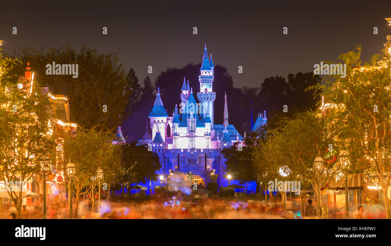 Sleeping Beauty Castle by night, Disneyland Park, Disneyland Resort, Anaheim, California, USA Foto Stock