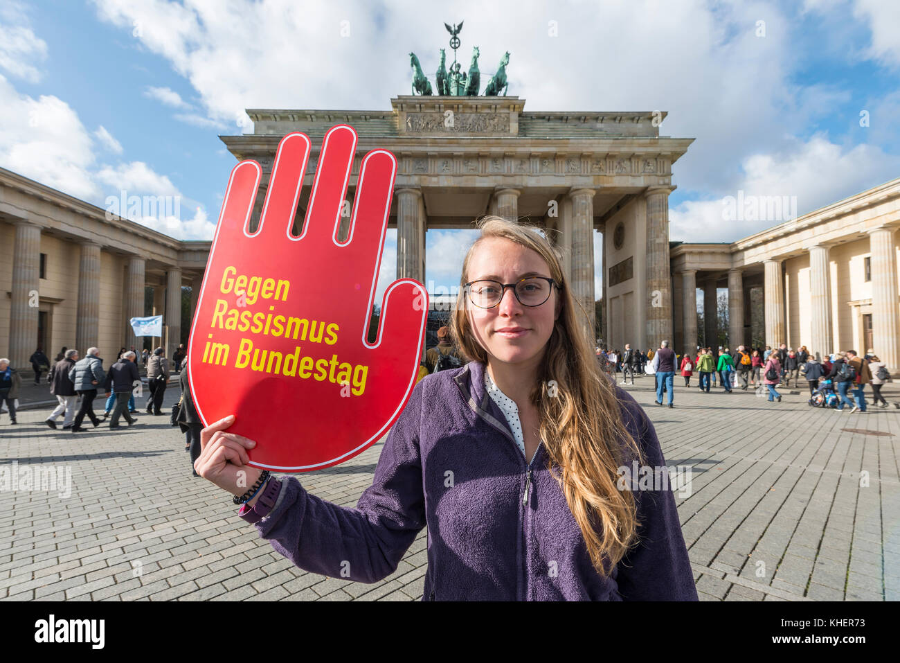 Studente con scudo contro il razzismo nel Bundestag, anti afd-demo, la Porta di Brandeburgo, Berlino, Germania Foto Stock