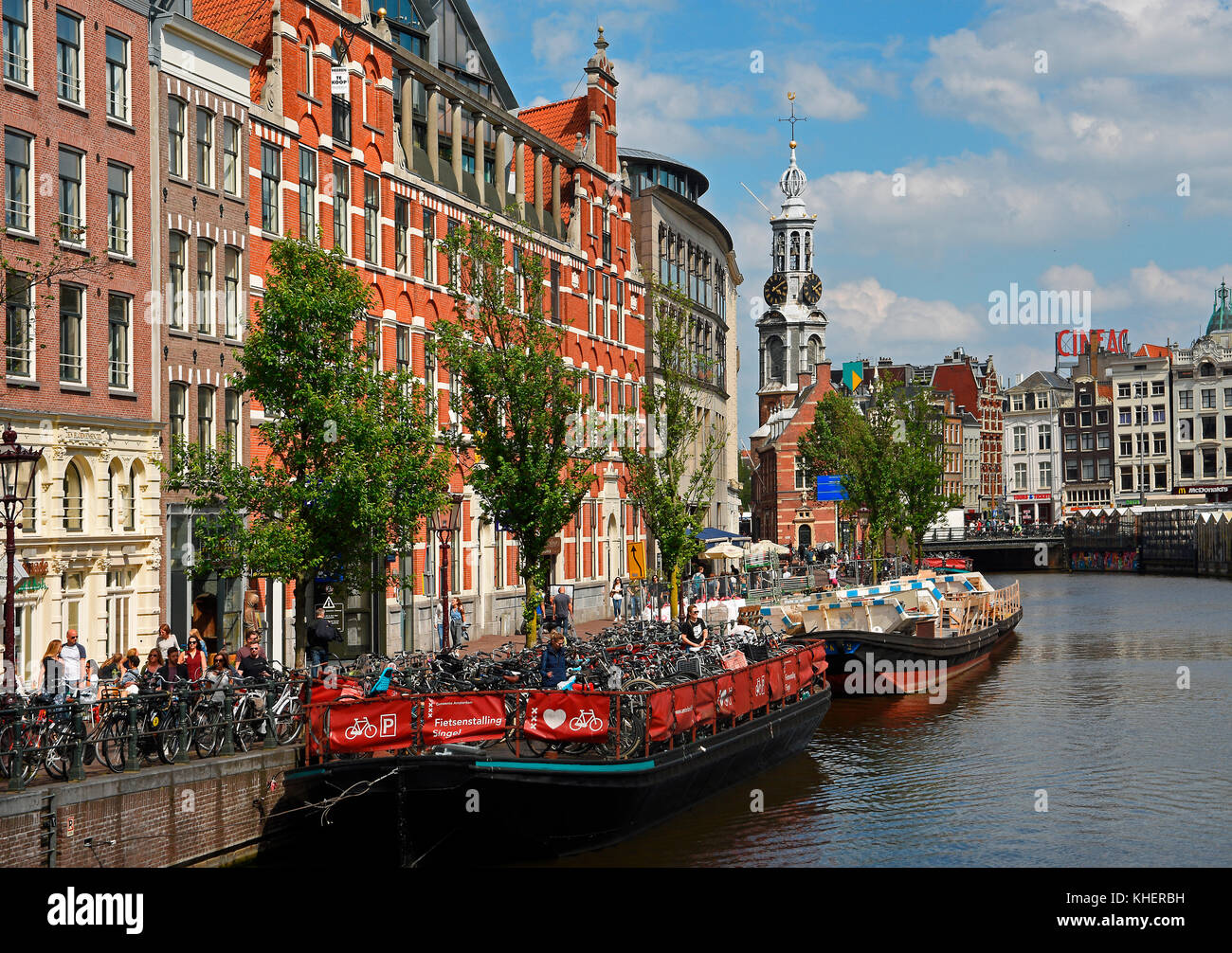 Edifici storici e torre di monete, barca caricata con biciclette presso il singelgracht, Amsterdam, Olanda settentrionale, Olanda Foto Stock