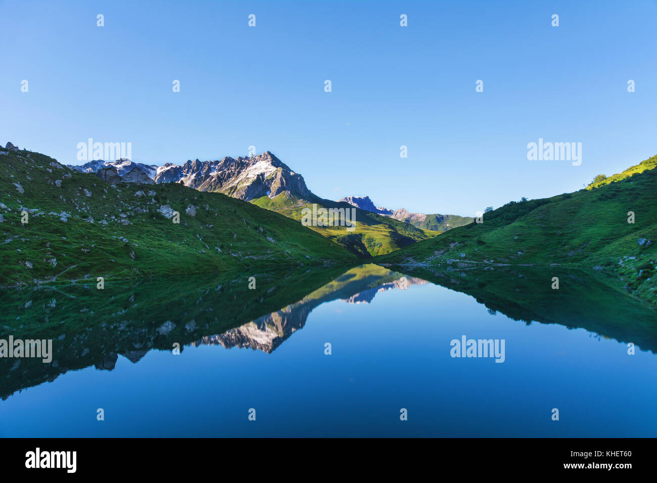 Partnunsee. Mountainslake in Svizzera. Mirrored Mountain background su lago limpido. Foto Stock