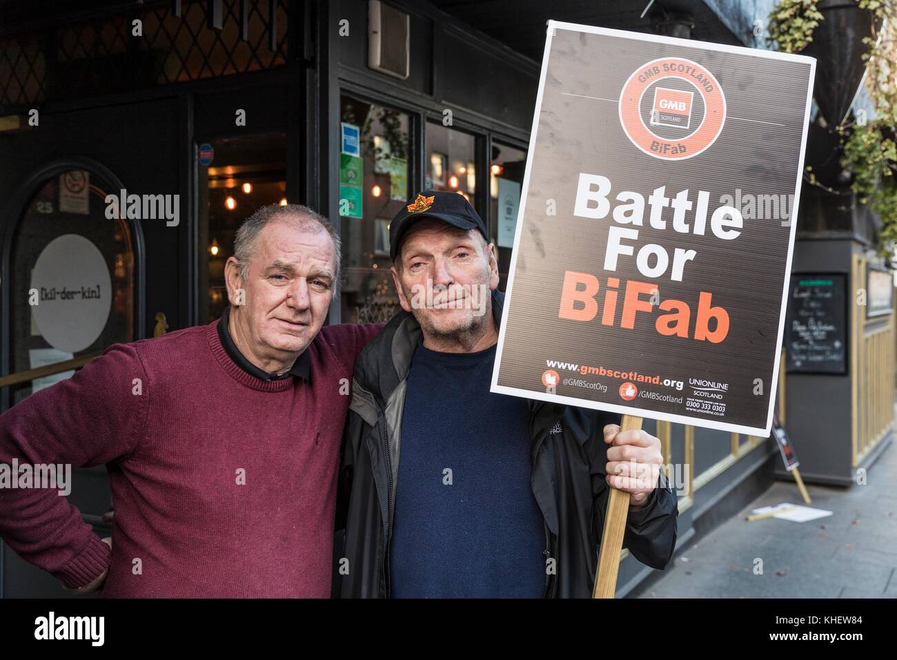 Edinburgh, Regno Unito. Xvi nov, 2017. dopo il marzo su holyrood da bifab lavoratori che faccia appaltatori di ridondanza dal vegetale minacciata, corse o'Donnell e ian mitchell portare su la protesta è attraversata la strada dal parlamento scozzese sul credito canongate: ricco di Dyson/alamy live news Foto Stock