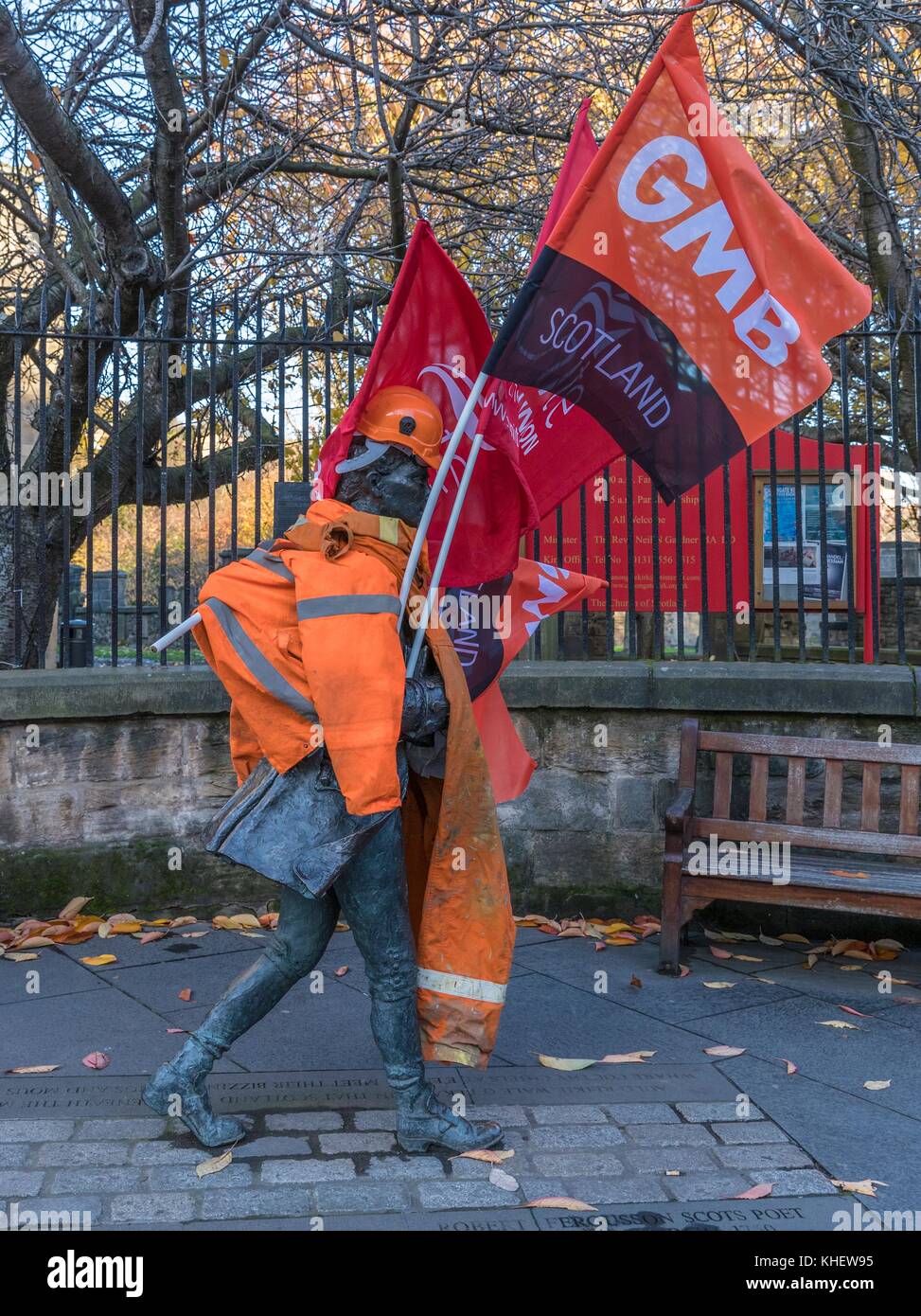 Edinburgh, Regno Unito. Xvi nov, 2017. dopo il marzo su holyrood da bifab lavoratori che faccia la ridondanza robert ferguson statua sulla canongate è adornata con bandiere e sembra di essere a piedi in solidarietà con i lavoratori. Credito: ricca di Dyson/alamy live news Foto Stock