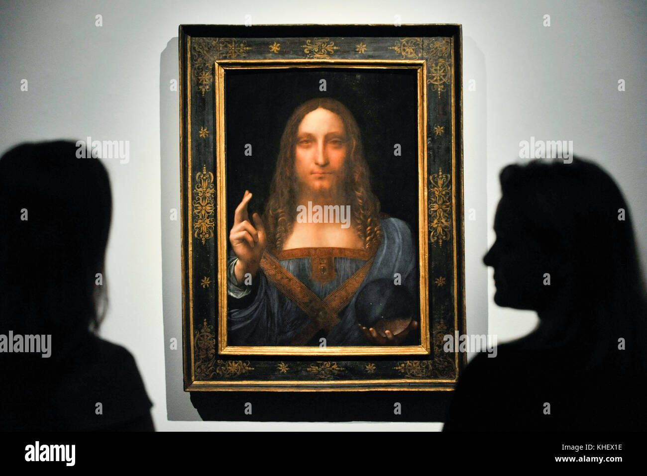 Londra, Regno Unito. 24 ott 2017. FILE IMMAGINE personale visualizza 'Salvator mundi', c1500, da Leonardo da Vinci a photocall da Christie's a Londra. La copertina è l'ultimo Da Vinci di pittura in mani private ed è stato offerto in vendita da Christie's a New York il 15 novembre 2017 con un preventivo nella regione di US$100m, ma eventualmente venduto per $ 450m tra cui acquirente il premio. Credito: Stephen Chung/Alamy Live News Foto Stock