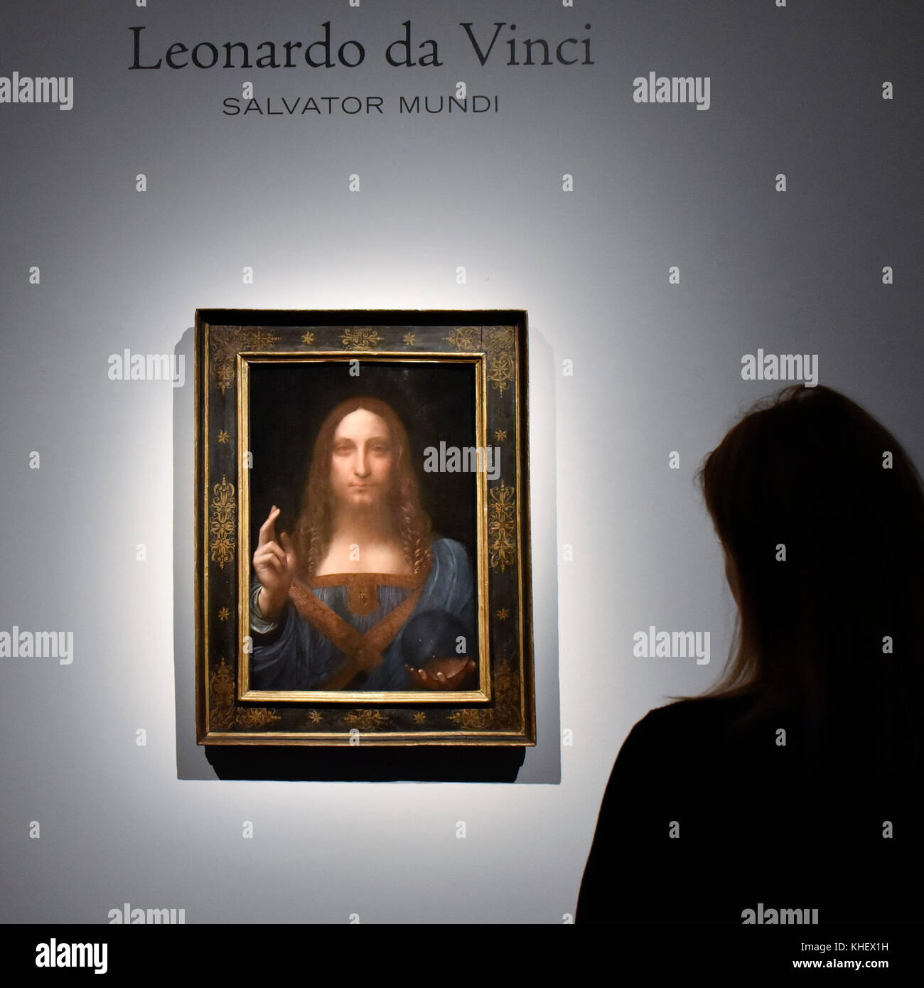 Londra, Regno Unito. 24 ott 2017. FILE IMMAGINE personale visualizza 'Salvator mundi', c1500, da Leonardo da Vinci a photocall da Christie's a Londra. La copertina è l'ultimo Da Vinci di pittura in mani private ed è stato offerto in vendita da Christie's a New York il 15 novembre 2017 con un preventivo nella regione di US$100m, ma eventualmente venduto per $ 450m tra cui acquirente il premio. Credito: Stephen Chung/Alamy Live News Foto Stock