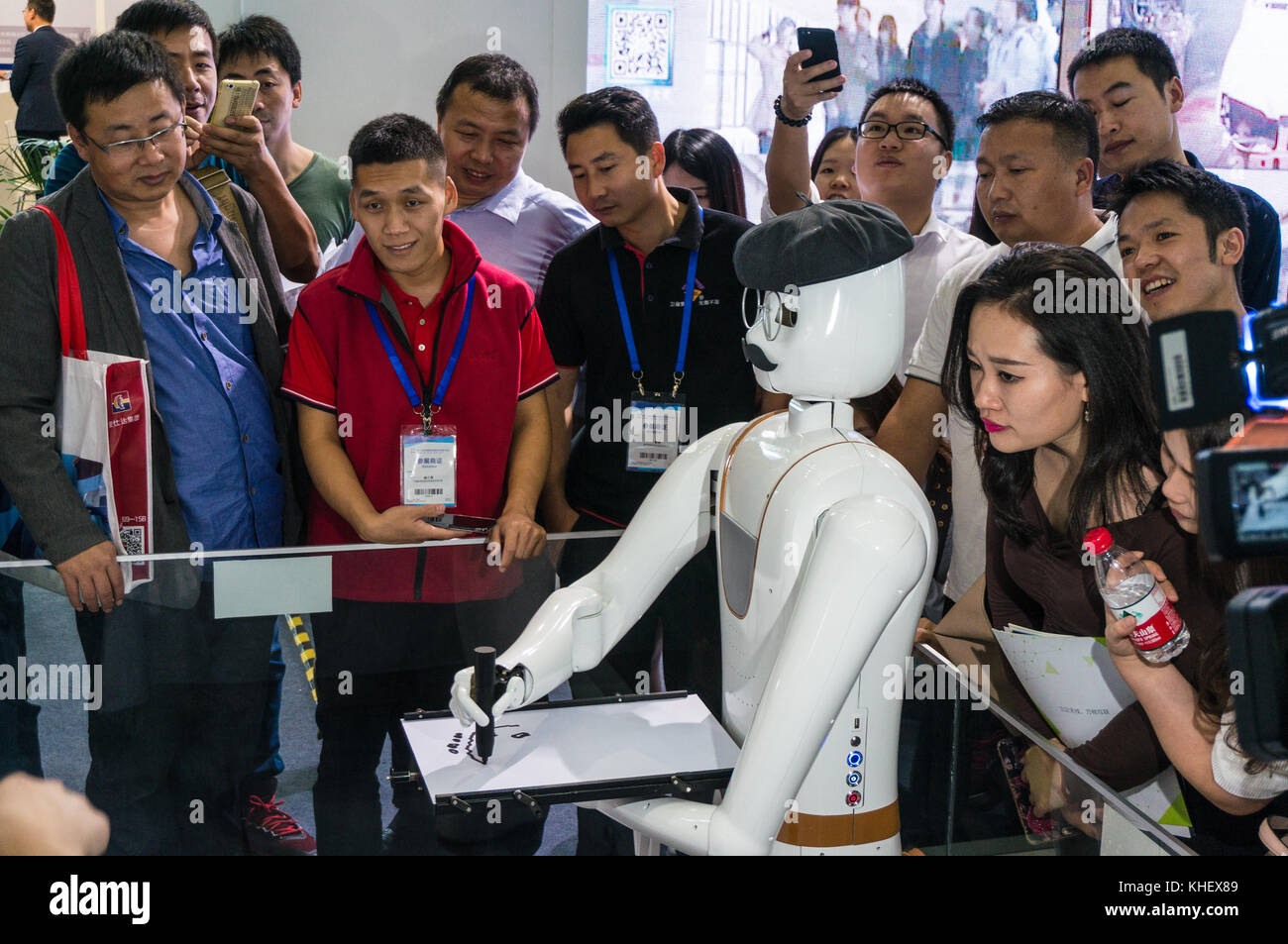 Intelligente ia disegno robot foto di abbozzare disegni fattezze di persone tramite la distribuzione di intelligenza artificiale a China hi-tech fair di Shenzhen, noto come 'Silicon Valley della Cina", Shenzhen, Cina. Foto Stock