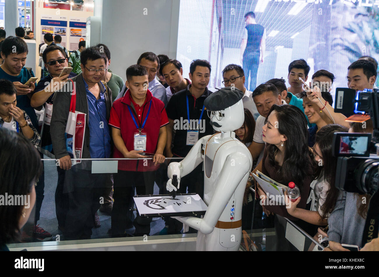 Intelligente ia disegno robot foto di abbozzare disegni fattezze di persone tramite la distribuzione di intelligenza artificiale a china hi-tech fair di Shenzhen, noto come 'Silicon valley della Cina", shenzhen, Cina. Foto Stock
