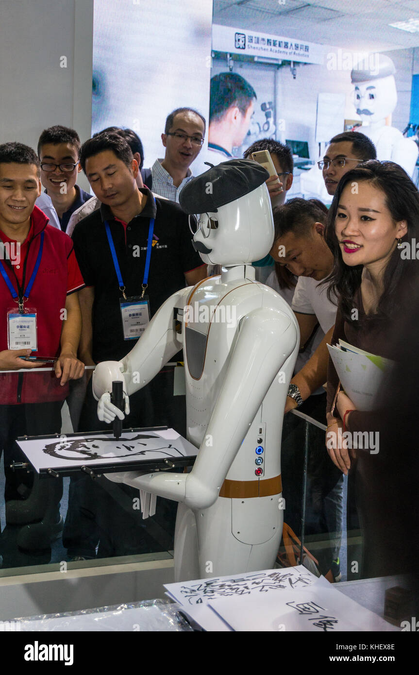 Intelligente ia disegno robot foto di abbozzare disegni fattezze di persone tramite la distribuzione di intelligenza artificiale a china hi-tech fair di Shenzhen, noto come 'Silicon valley della Cina", shenzhen, Cina. Foto Stock