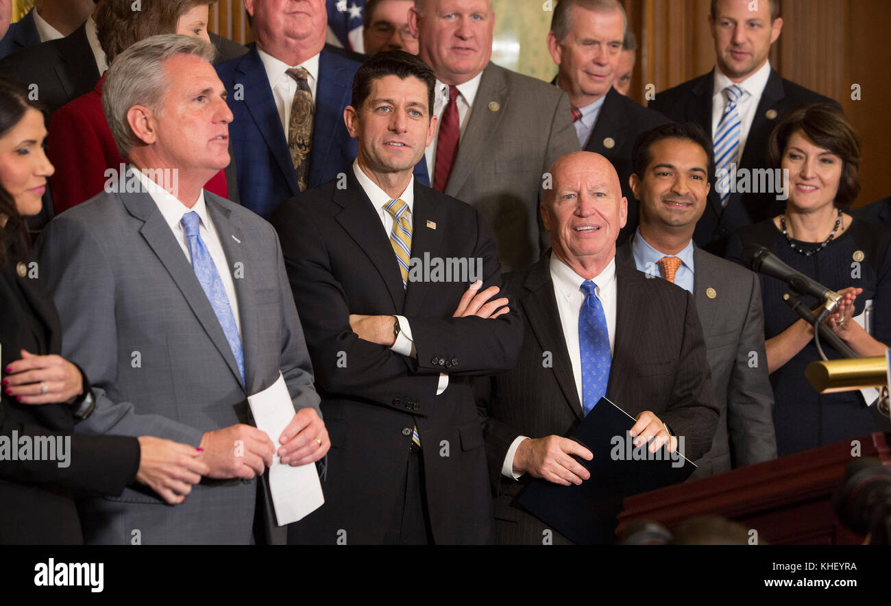 I repubblicani della casa, tra cui il leader Della Maggioranza della Camera Kevin McCarthy (a sinistra), il presidente della Camera Paul Ryan (al centro) e il membro del Congresso Kevin Brady (R-TX), presidente della Camera Dei Modi e Dei Mezzi Comitato (a destra), si uniscono alla Camera dei rappresentanti che celebra la Camera dei rappresentanti passando il Tax Cuts and Jobs Act a Capitol Hill a Washington, DC, 16 novembre 2017. Credito: Chris Kleponis/CNP /MediaPunch Foto Stock