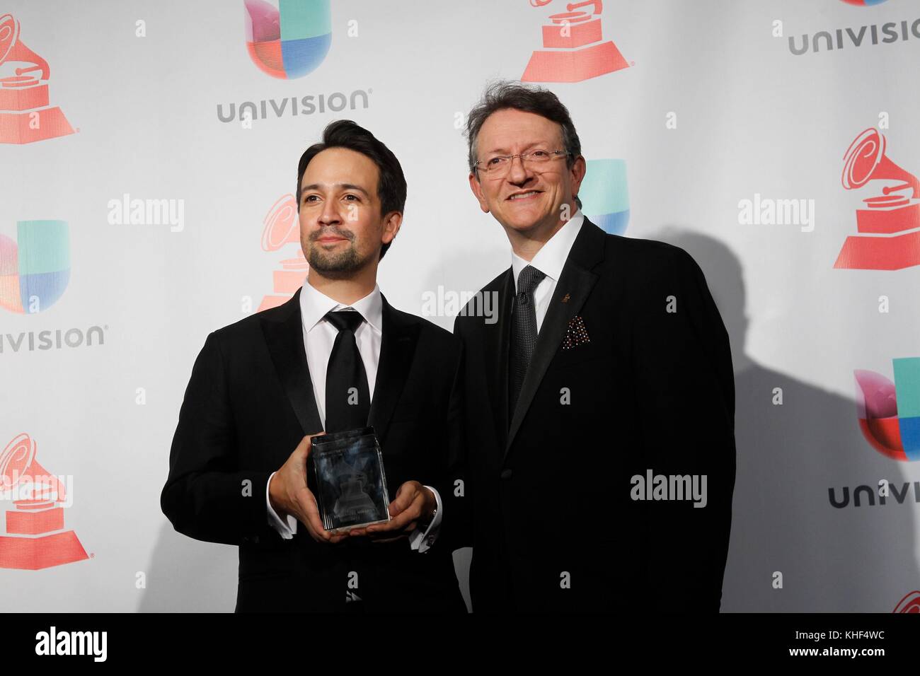 Las Vegas, NV, Stati Uniti d'America. Xvi nov, 2017. lin-manuel miranda (presidente del Merit Award), Gabriel abaroa, presidente e ceo di latin recording academy in sala stampa per la diciottesima edizione Latin Grammy Awards show - sala stampa, MGM Grand Garden Arena di las vegas, nv novembre 16, 2017. Credito: ja/everett raccolta/alamy live news Foto Stock