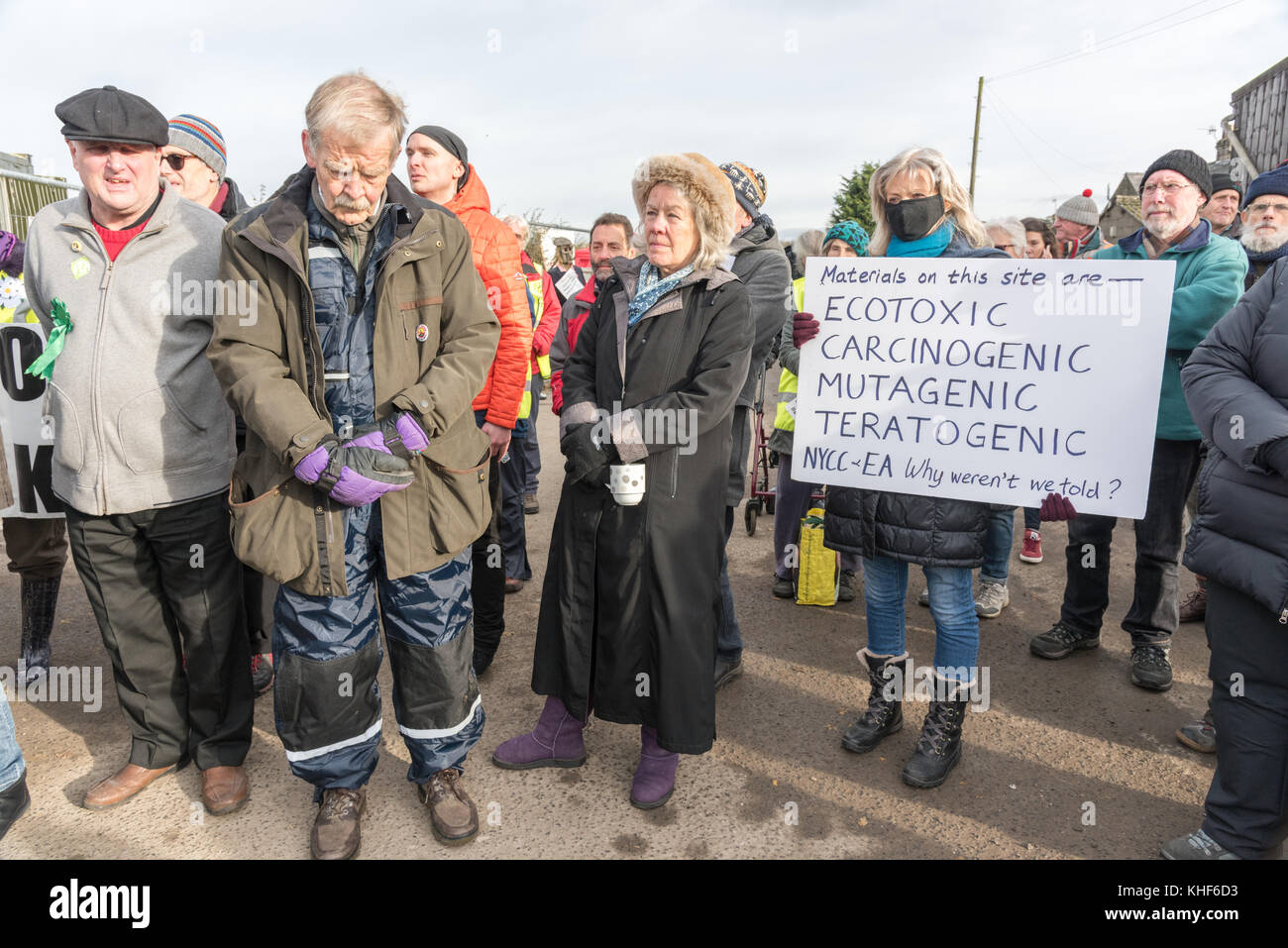 Kirby Misperton, UK. 17 Nov, 2017. Verde ex leader del Partito Natalie Bennett rende discorso all'esterno del terzo fracking energia sito a Kirby Misperton nel North Yorkshire Credito: Richard Burdon/Alamy Live News Foto Stock Kirby Misperton, UK. 17 Nov, 2017. Verde ex leader del Partito Natalie Bennett rende discorso all'esterno del terzo fracking energia sito a Kirby Misperton nel North Yorkshire Credito: Richard Burdon/Alamy Live News Foto Stock
