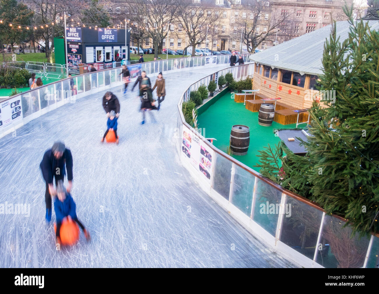 Edimburgo, Regno Unito. 17th Nov 2017. Una stagione di sei settimane di intrattenimento festivo nel cuore della città, il Natale di Edimburgo si svolge dal 17 novembre 2017 al 7 gennaio 2018. Il giorno di apertura, gli skater prendono il ghiaccio in Piazza Sant'Andrea. Credit: Notizie dal vivo su Rich Dyson/Alamy Foto Stock