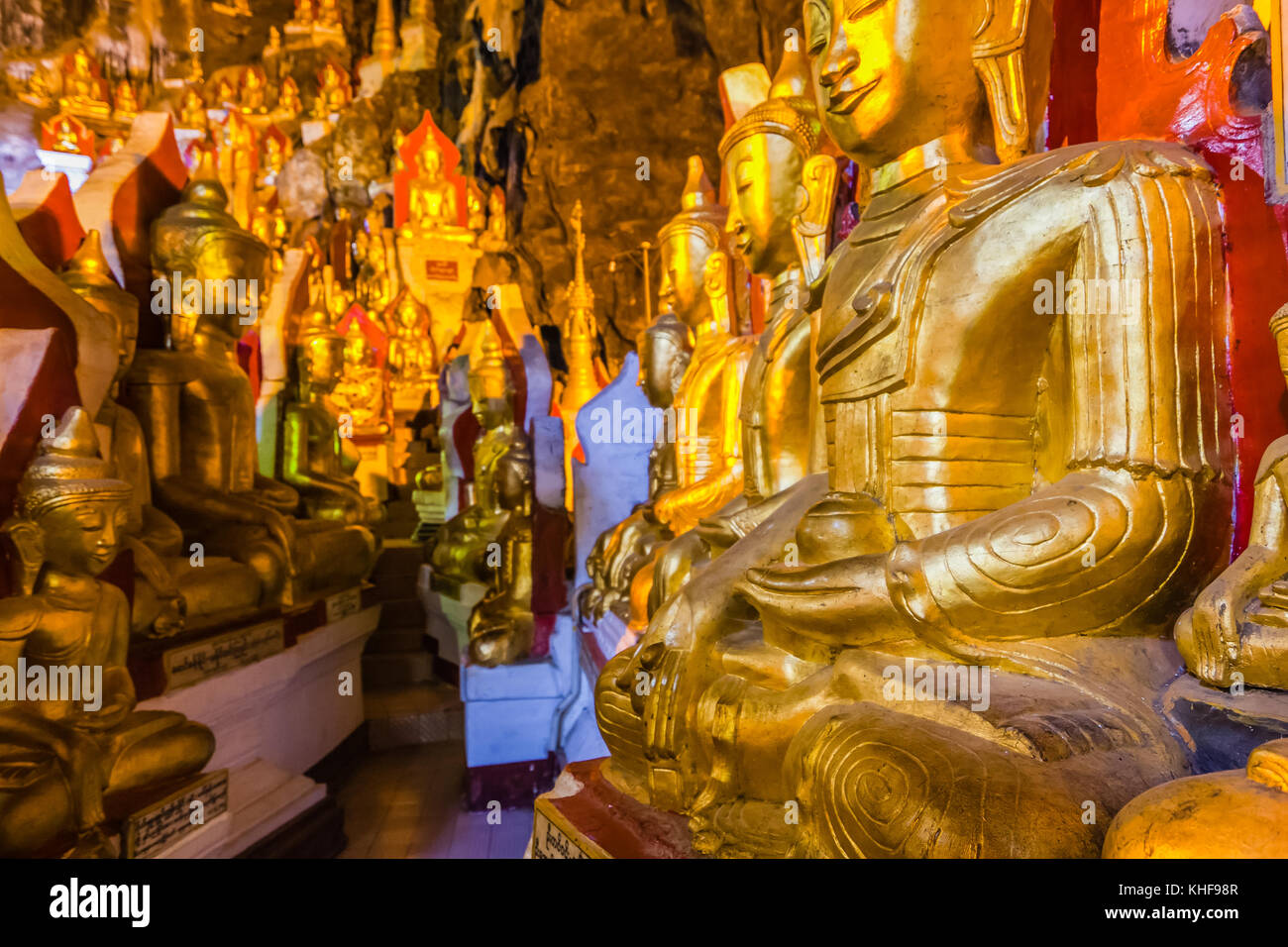 Le statue di Buddha nelle grotte di Pindaya, Stato Shan, Myanmar Foto Stock