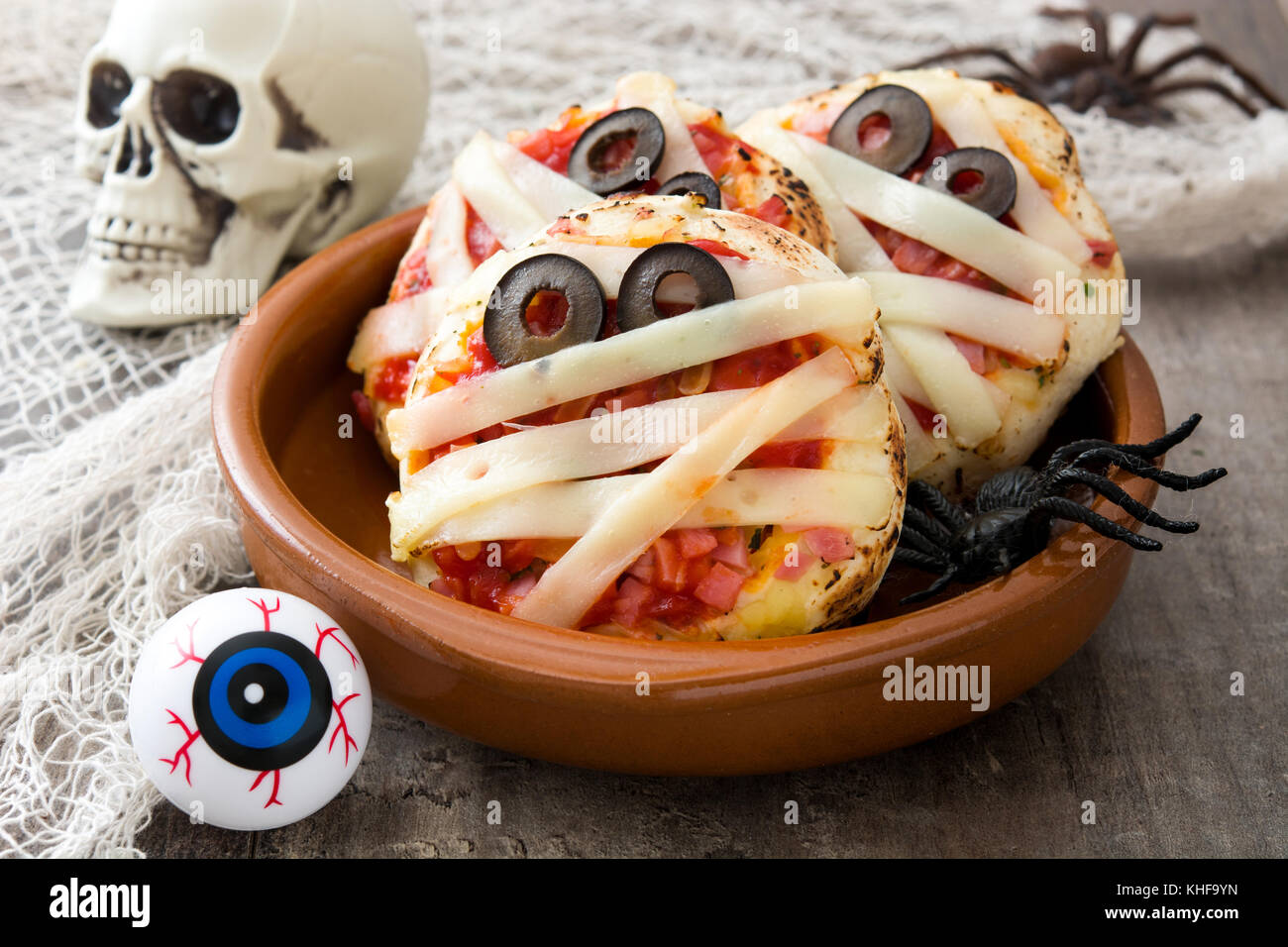 Mummie di Halloween mini pizza sul tavolo di legno. Foto Stock