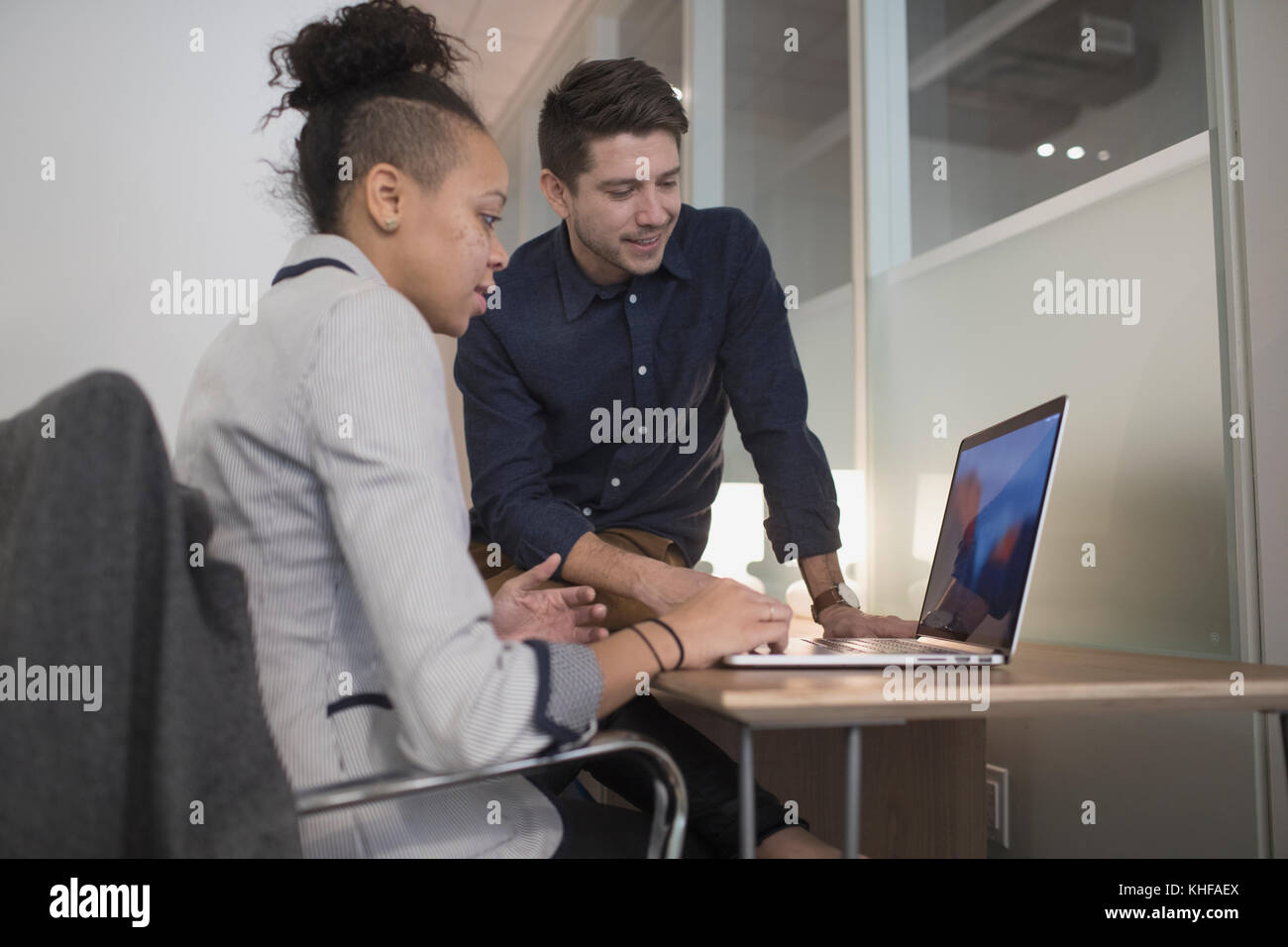 Giovane uomo e donna che lavorano in un ufficio. Foto Stock