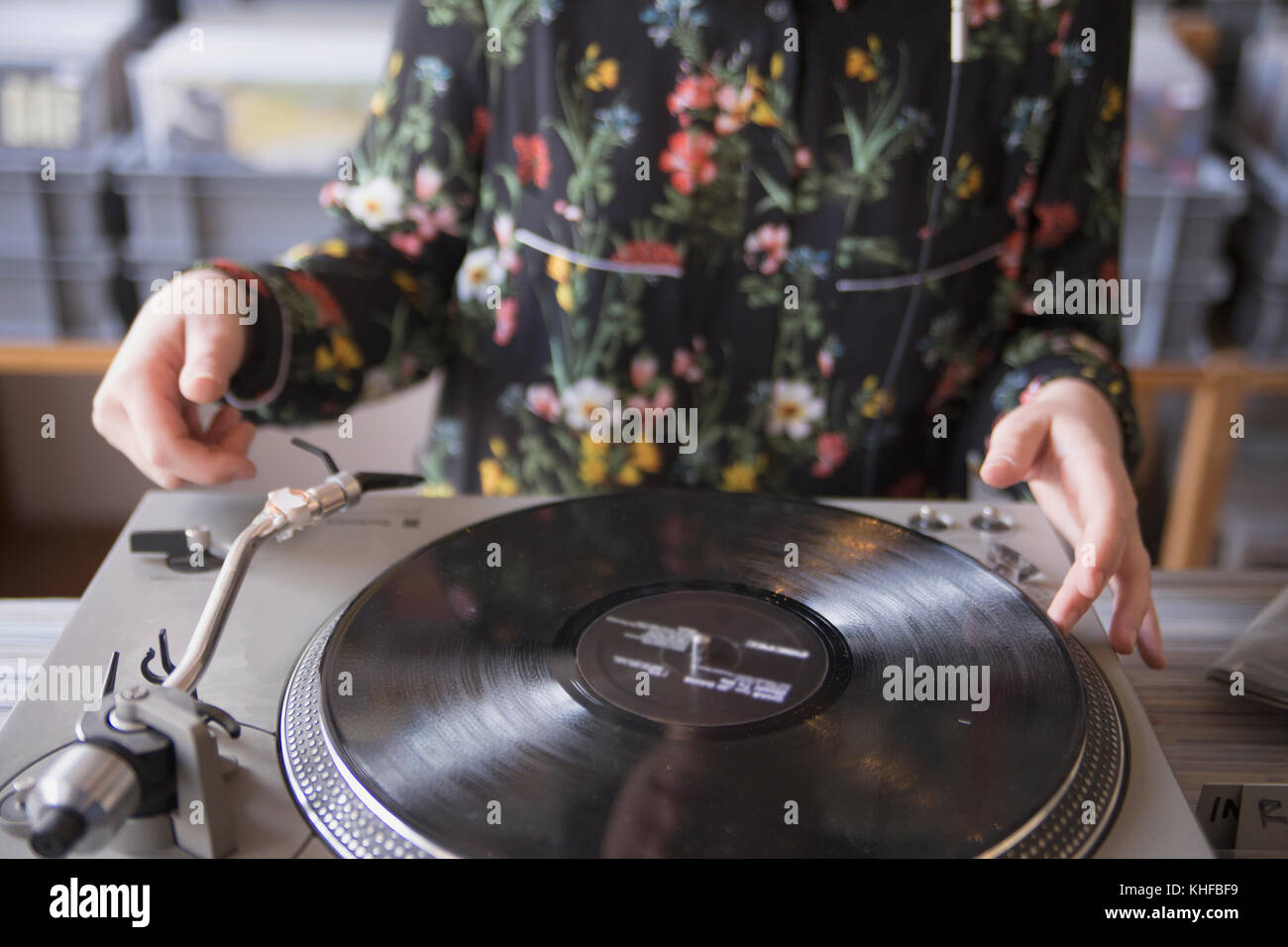Le mani della giovane donna utilizzando record giocatore Foto Stock
