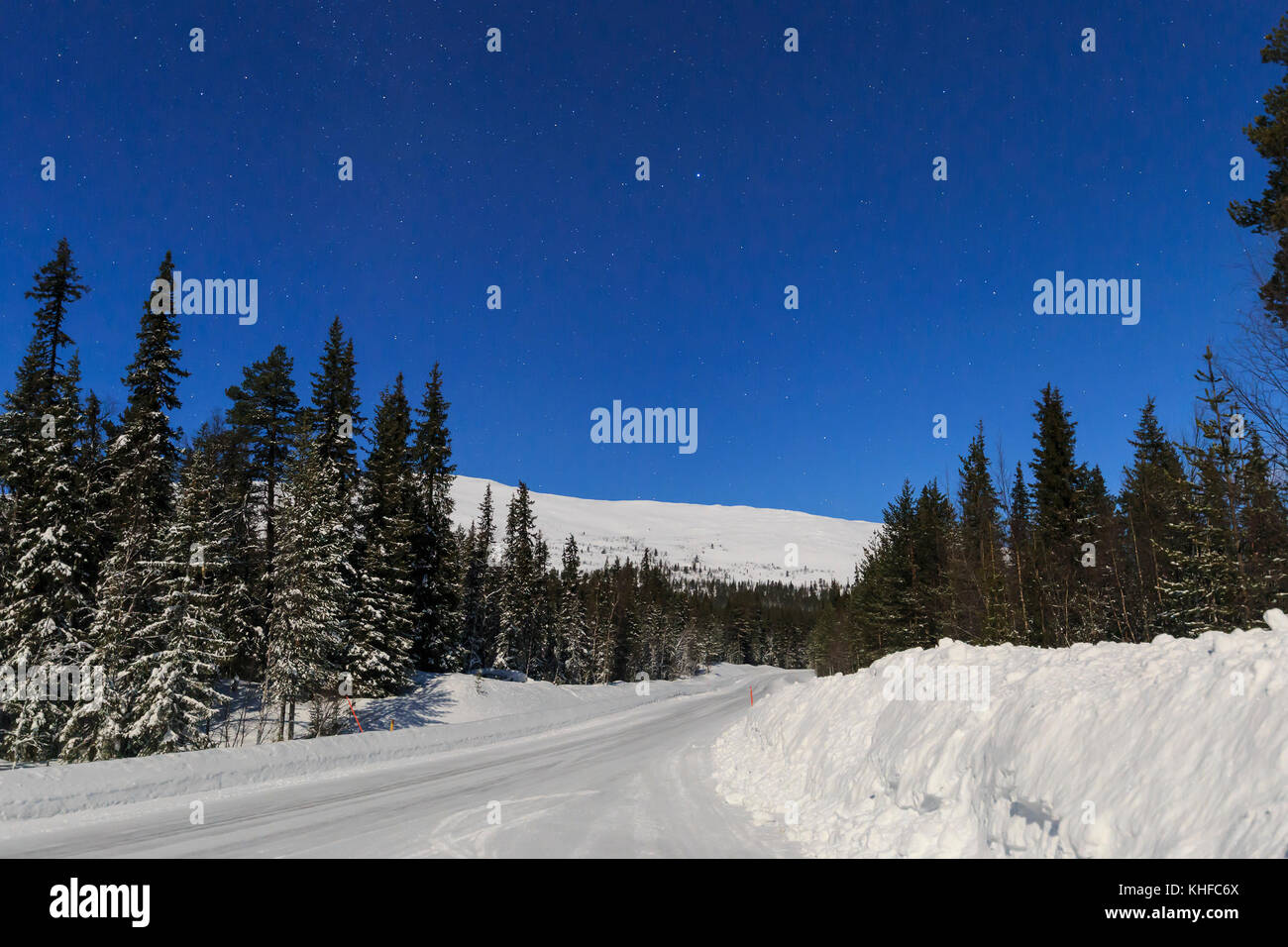 Strada invernale di notte in Finlandia Foto Stock