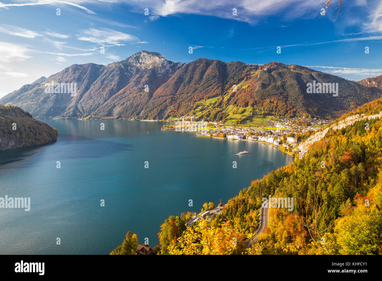 Vista di Brunnen town, Alpi Svizzere e il lago di Lucerna da Morschach, Svizzera Foto Stock