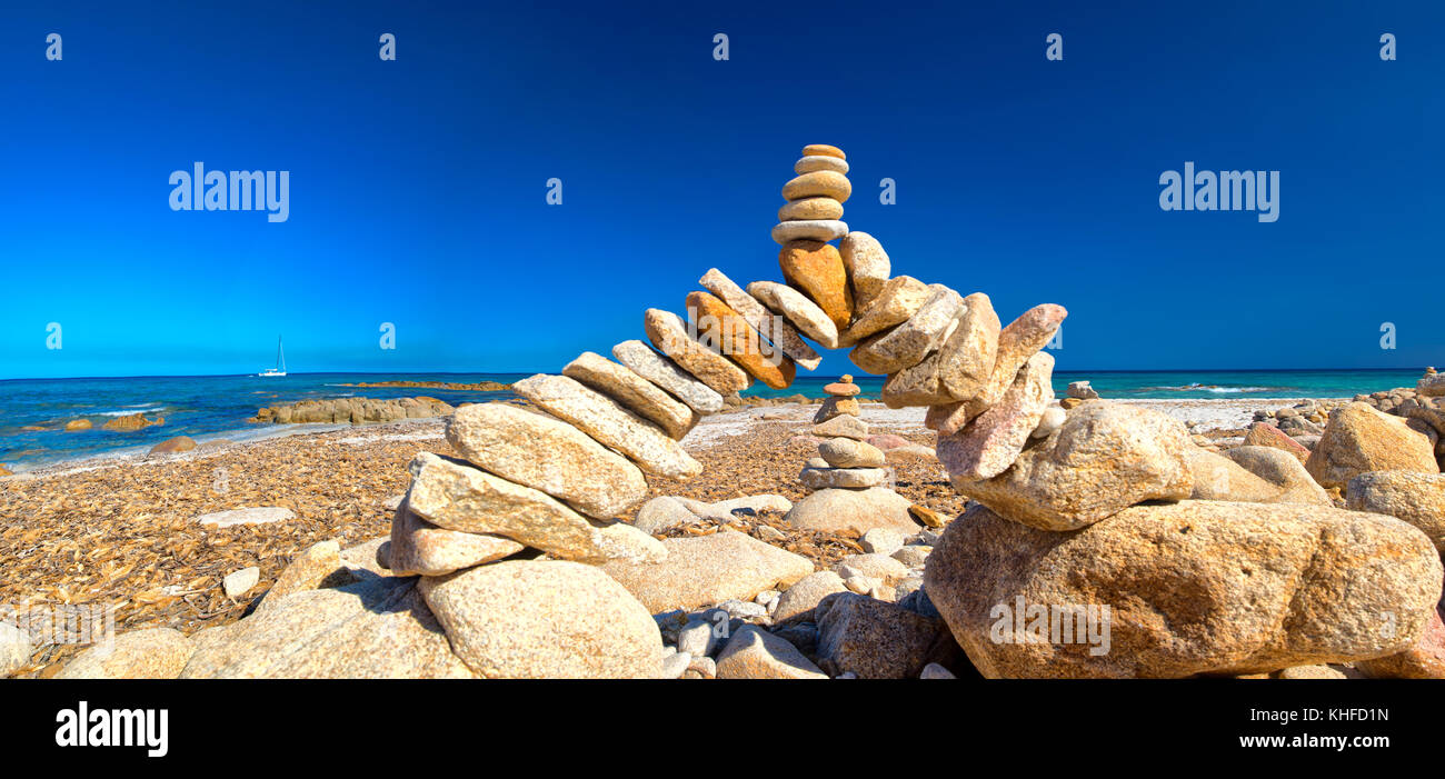 Equilibrio pietre sulla spiaggia Foto Stock