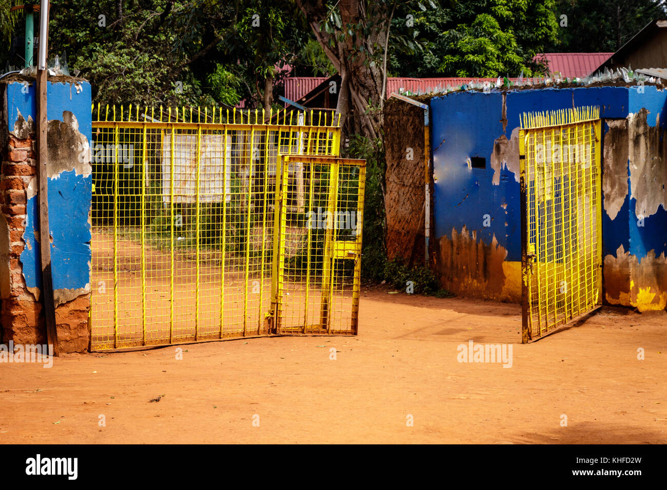 Una coloratissima cancello su una strada polverosa nelle vicinanze mbale in Uganda Foto Stock