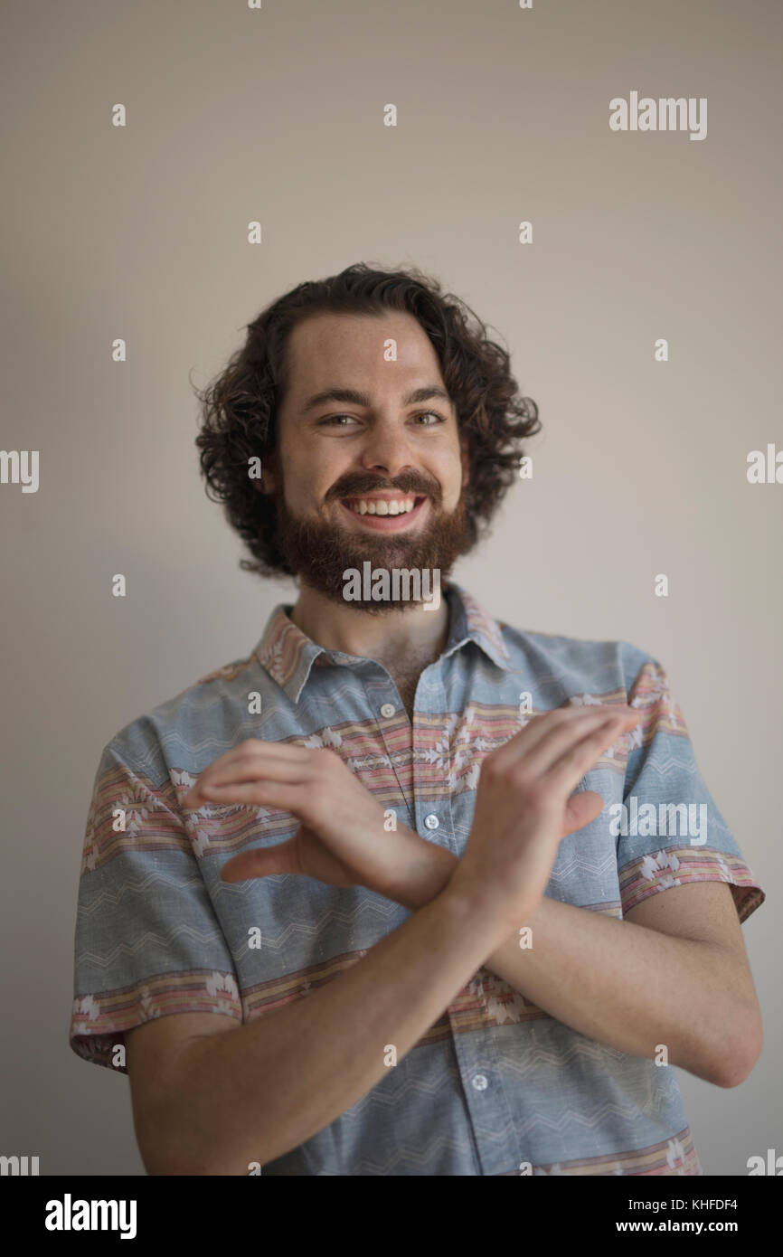 Ritratto di un sorridente giovane uomo Foto Stock