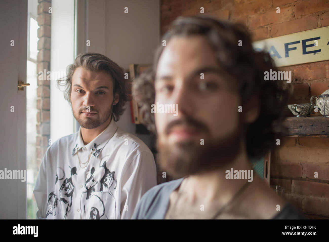 Ritratto di un giovane uomo con il suo ragazzo in primo piano Foto Stock