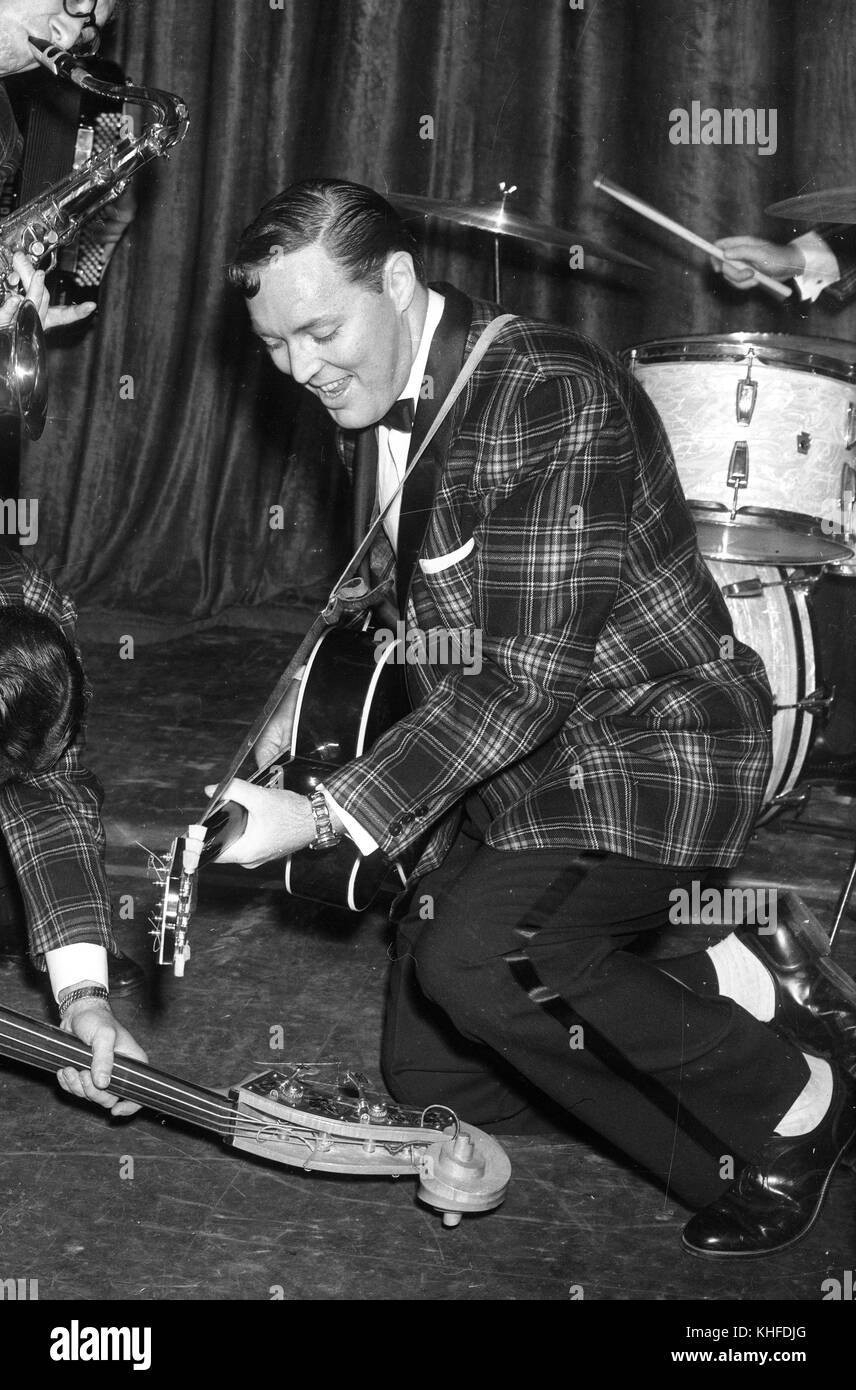 Bill Haley e le comete ripassando sul palco a Hammersmith Palais di Londra Feb 1957 Foto Stock