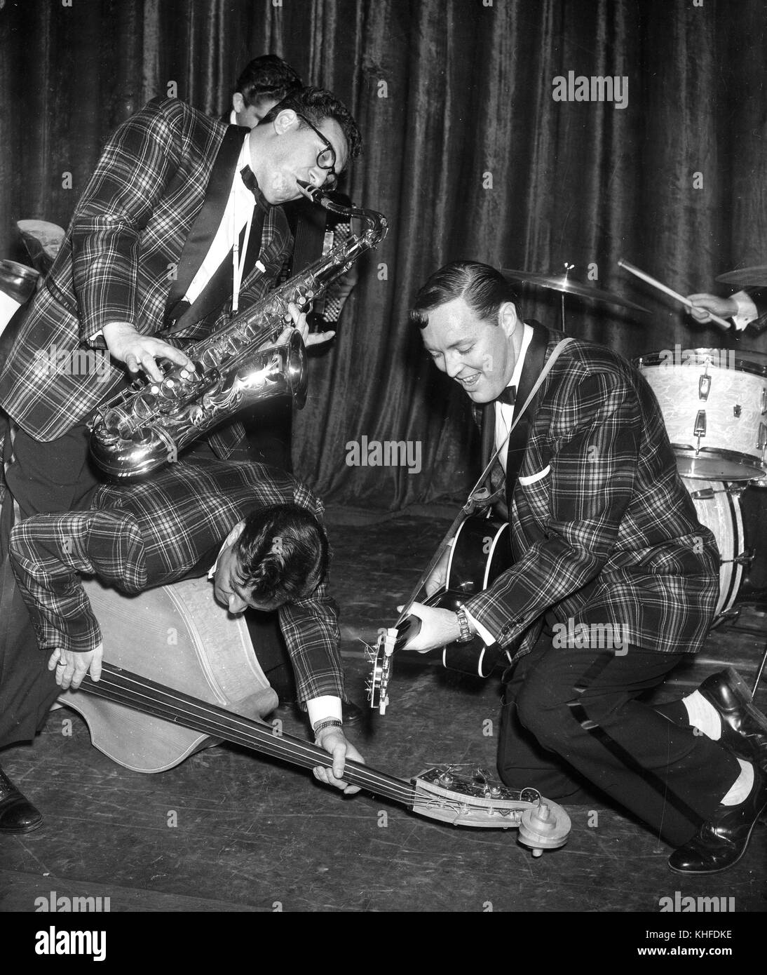 Bill Haley e le comete ripassando sul palco a Hammersmith Palais di Londra Feb 1957 Foto Stock