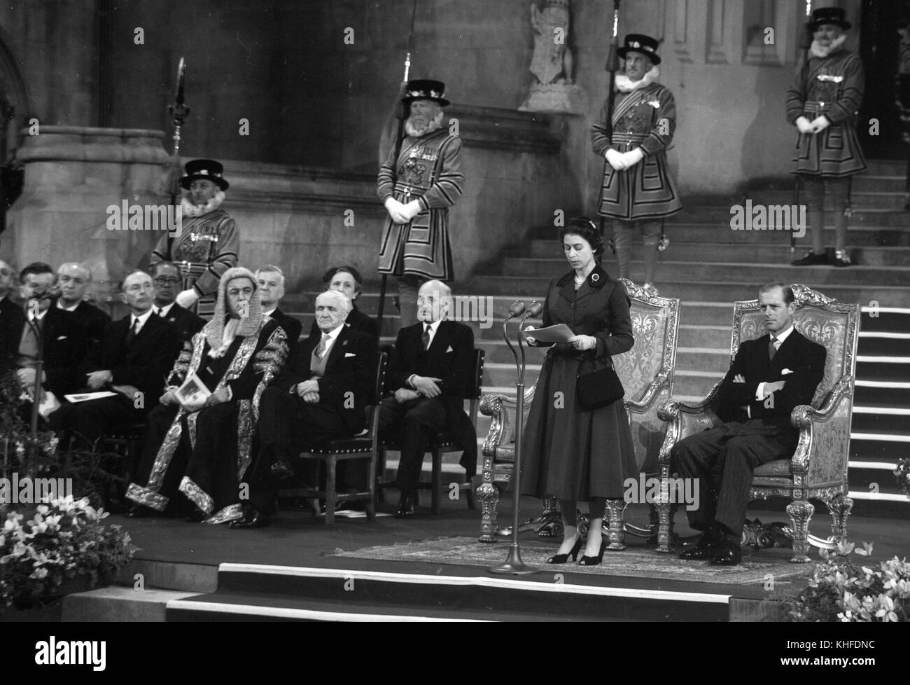 La regina Elisabetta II in apertura della 46a Conferenza interparlamentare nella Westminster Hall di Londra il 12 settembre 1957 Signore Kilmuir indossando parrucca Foto Stock