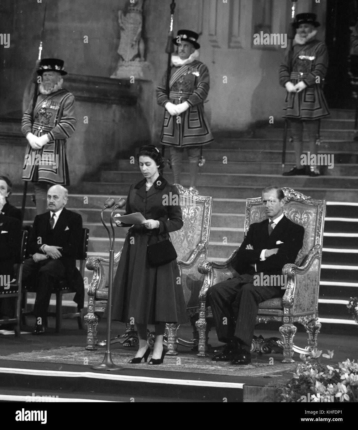La regina Elisabetta II in apertura della 46a Conferenza interparlamentare nella Westminster Hall di Londra il 12 settembre 1957 Foto Stock