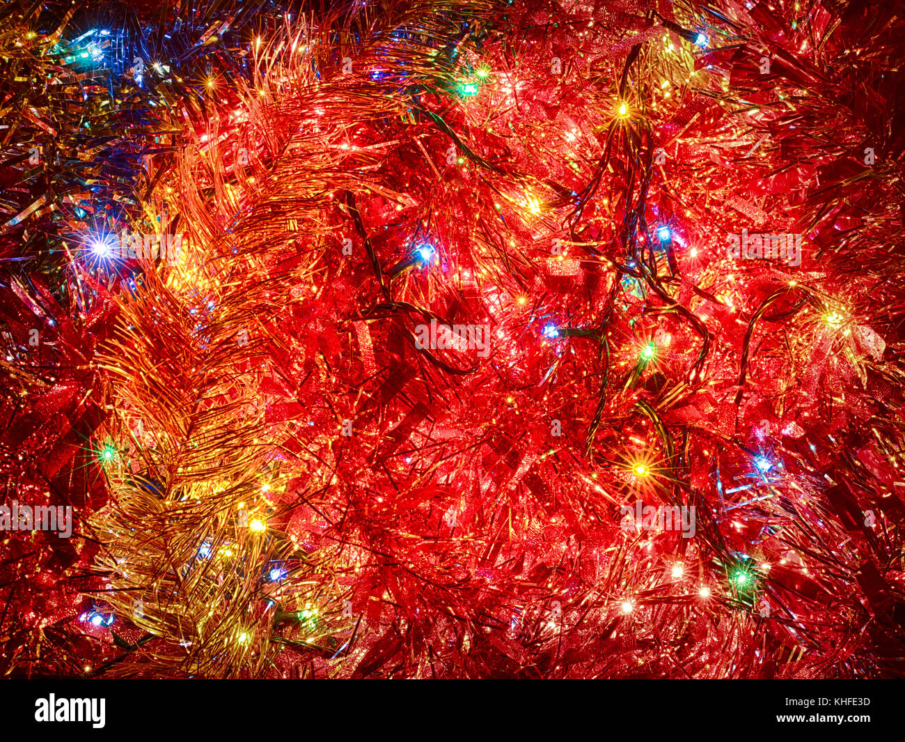 Natale decorazioni illuminato rosso tinsel e luci colorate vicino. sfondo festivo Foto Stock