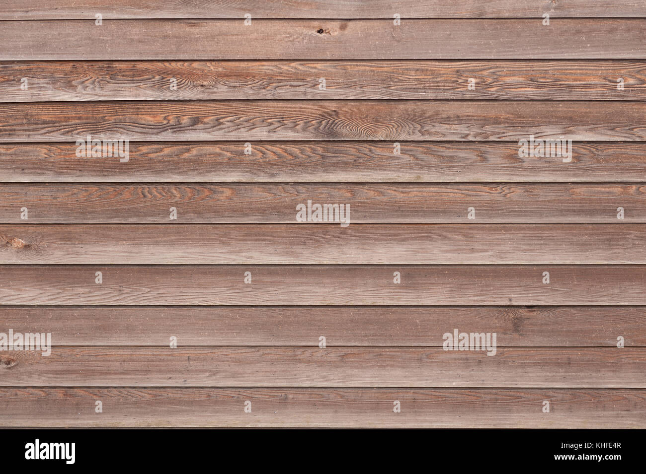 Esterno di rivestimento in legno cominciando a divenire alterate e alleggerire in colore, una risorsa naturale per edificio utilizzato commercialmente o a livello nazionale Foto Stock