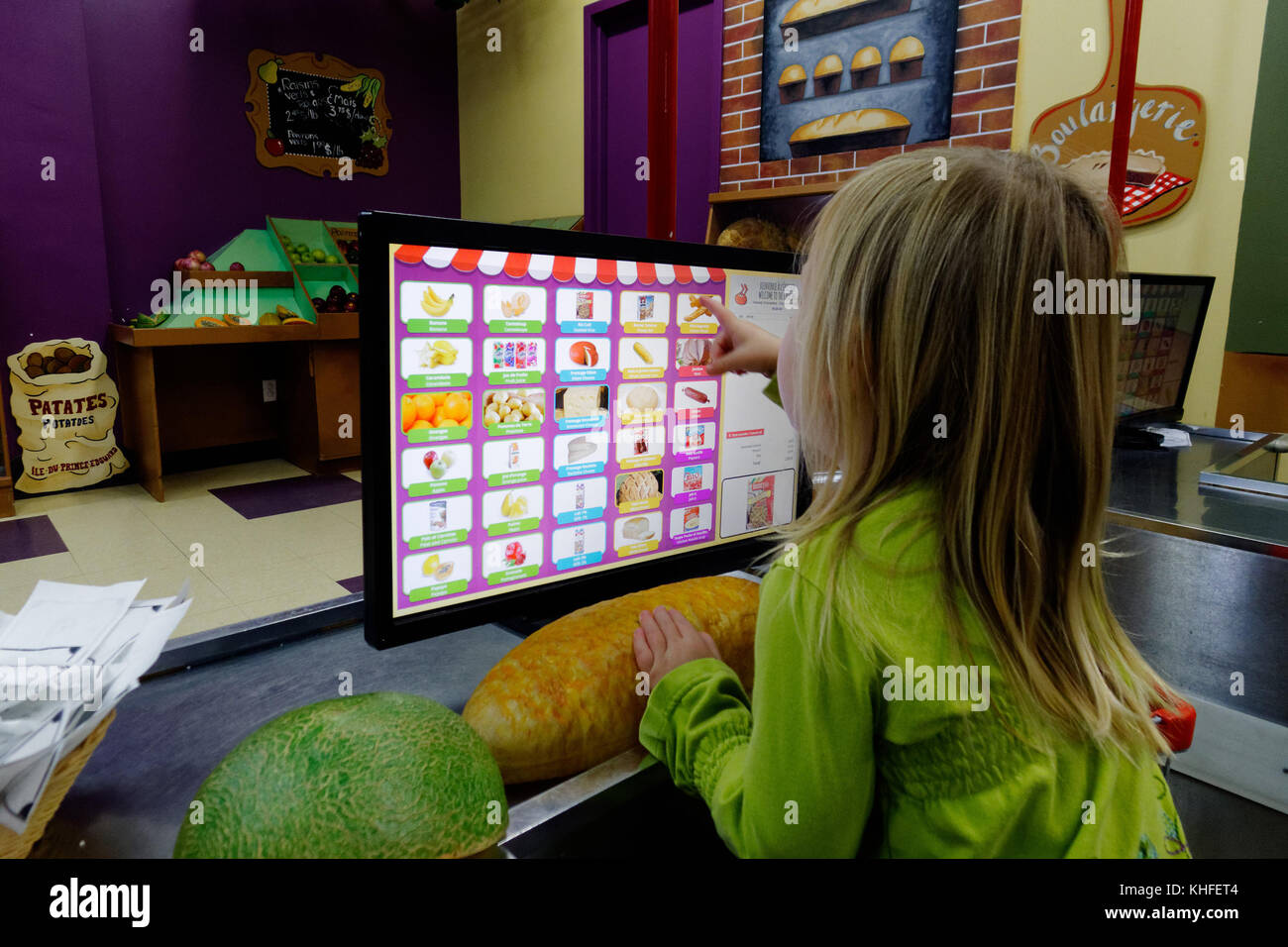 Una bambina di 3 anni di lavoro) un registro di cassa nel Musee D'enfance indoor gioco a tema cenrtre in Laval, Québec Foto Stock