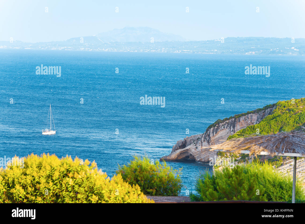 Lonely in barca a vela vela da mare sconfinato mare paesaggio di viaggio Foto Stock