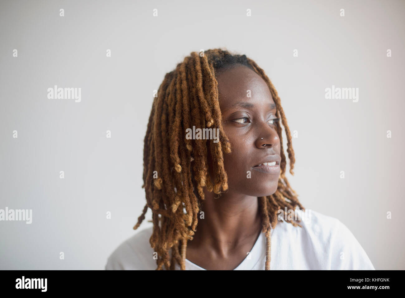 Ritratto di una donna con dreadlocks Foto Stock
