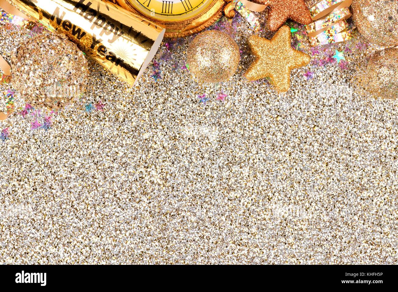 Capodanno a bordo superiore di stelle filanti e decorazioni su un sfondo  glitterata Foto stock - Alamy