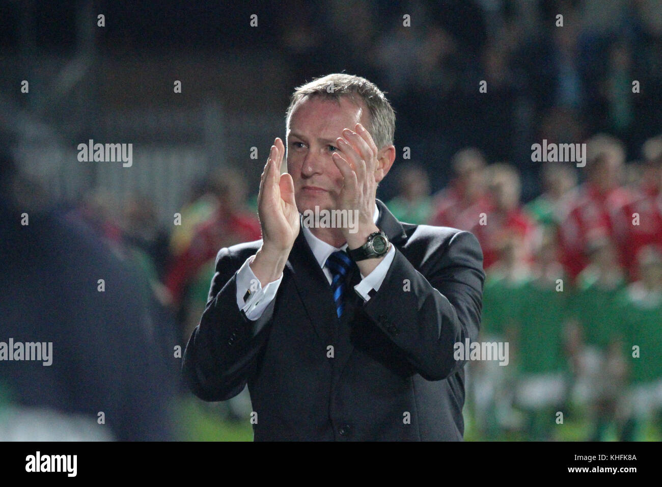 Michael O'Neill del primo gioco in carica dell'Irlanda del Nord. O'Neill è riuscito Nigel Worthington e il suo primo gioco era a casa in Norvegia il 29 febbraio 2012 a Windsor Park di Belfast. O'Neill acknolwedges i sostenitori sulla sua strada per la sua zona tecnica. Foto Stock