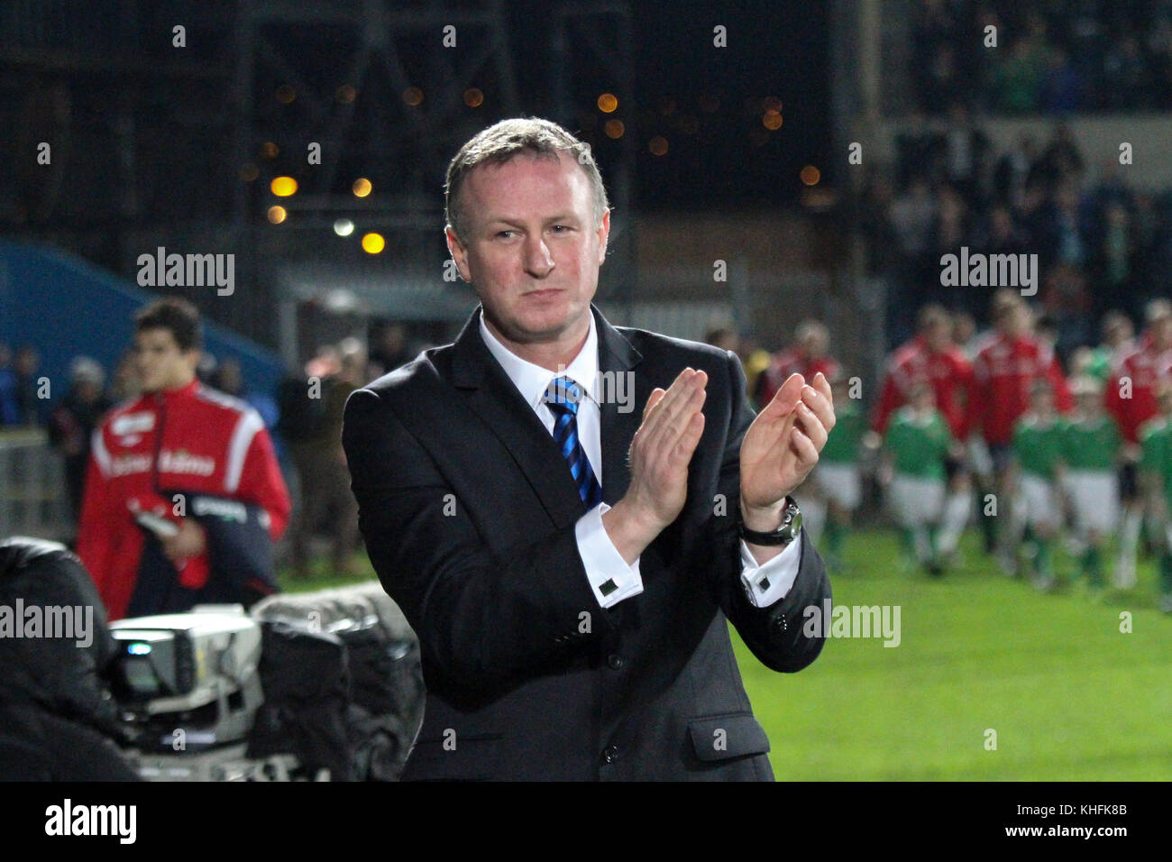 Michael O'Neill del primo gioco in carica dell'Irlanda del Nord. O'Neill è riuscito Nigel Worthington e il suo primo gioco era a casa in Norvegia il 29 febbraio 2012 a Windsor Park di Belfast. O'Neill risponde alla sua ricezione da parte di sostenitori appena prima di kick-off. Foto Stock