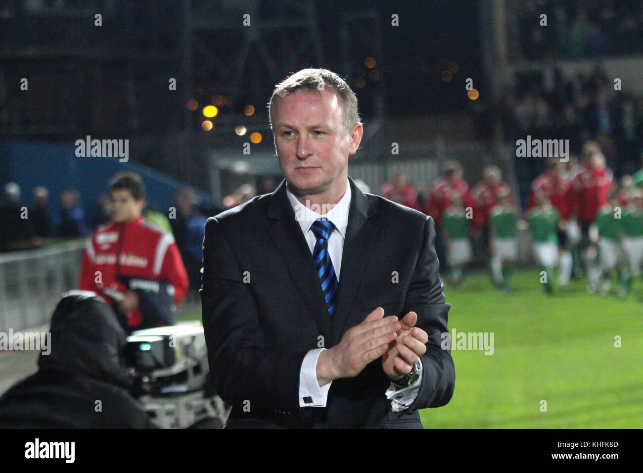 Michael O'Neill del primo gioco in carica dell'Irlanda del Nord. O'Neill è riuscito Nigel Worthington e il suo primo gioco era a casa in Norvegia il 29 febbraio 2012 a Windsor Park di Belfast. Qui egli elogia i tifosi di casa per la sua strada per la piroga. Foto Stock