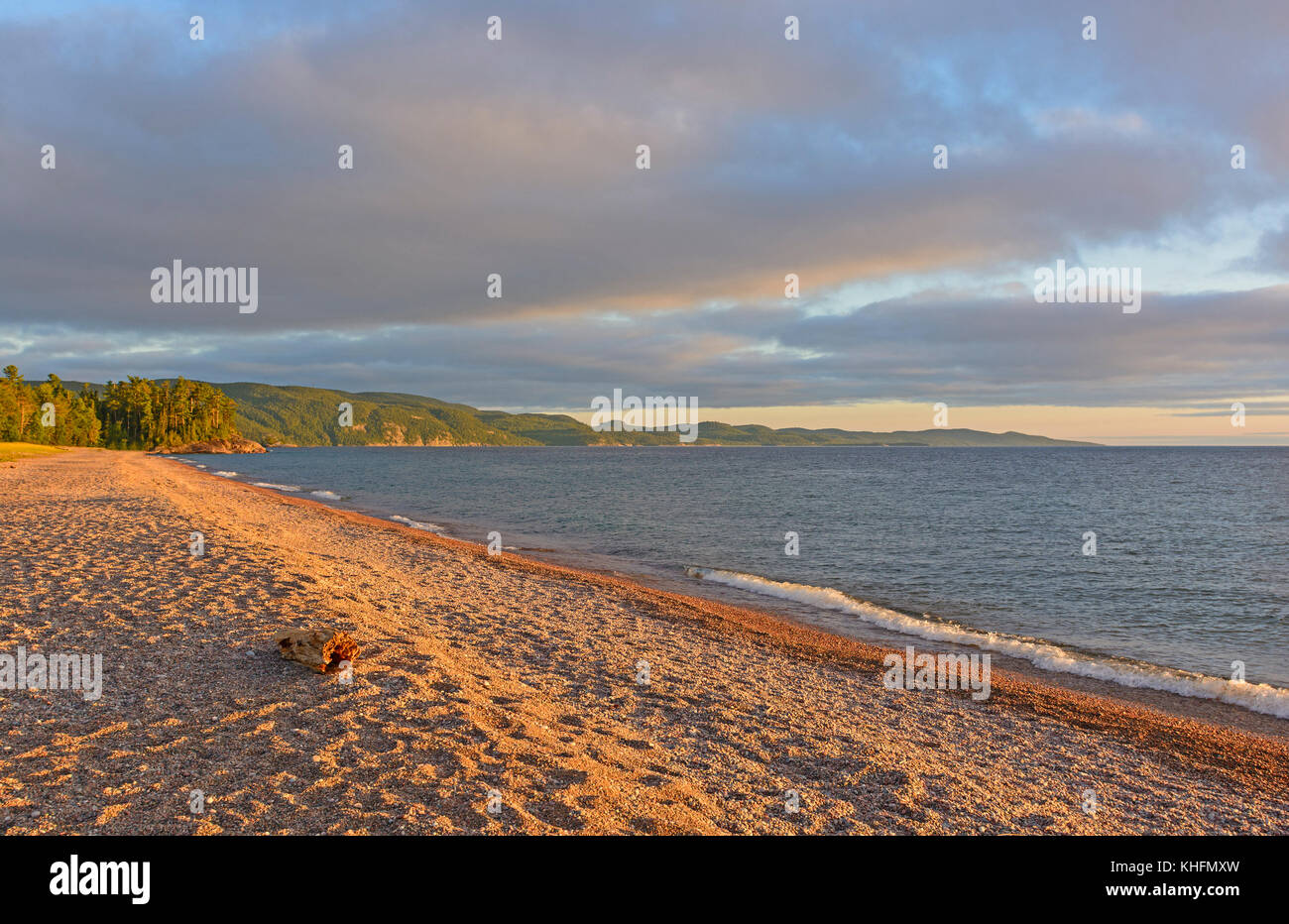 Le ombre della sera su una spiaggia di ghiaia su agawa bay nel lago Superior parco provinciale in Ontario Foto Stock