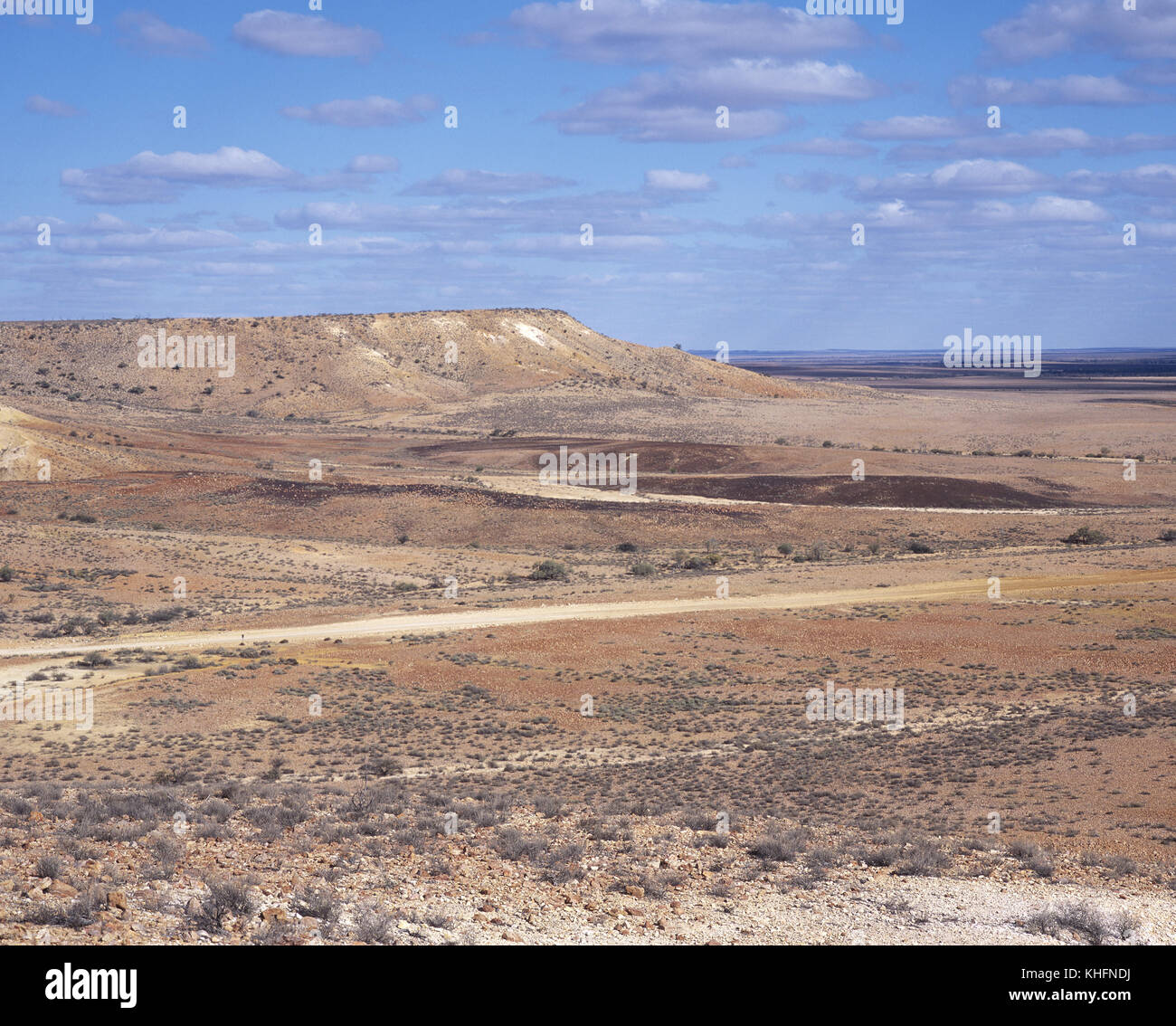 Vista da una parte superiore piatta mesa per le vaste pianure Gibber. Questa zona è anche conosciuta come Jump Up paese. Sturt National Park, New South Wales, Australia Foto Stock