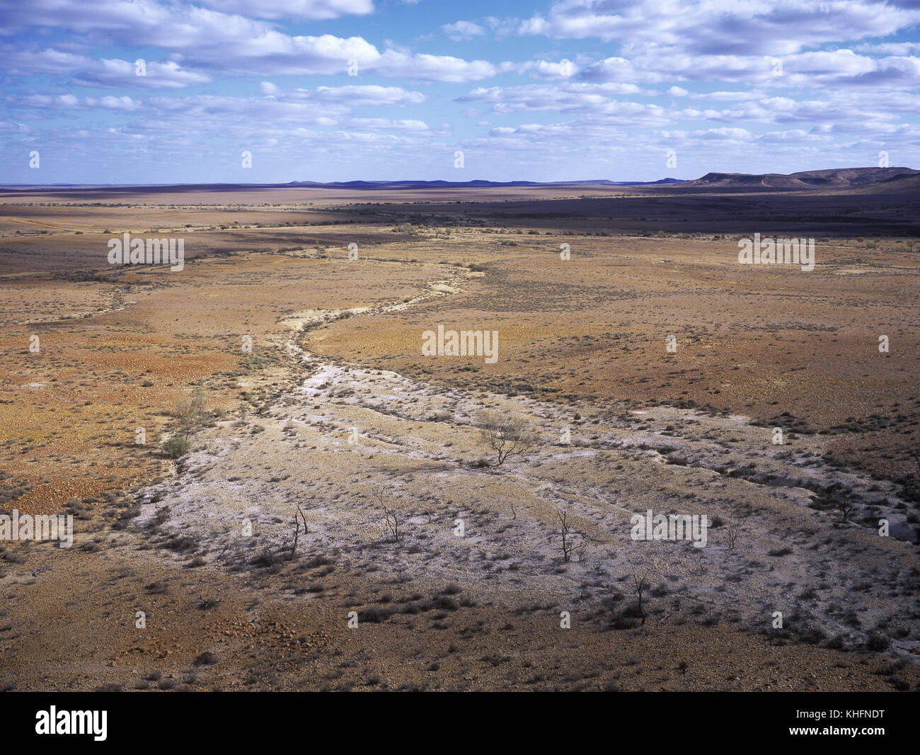 Vista da una parte superiore piatta mesa per le vaste pianure Gibber, questa zona è anche conosciuta come Jump Up paese. Sturt National Park, New South Wales, Australia Foto Stock