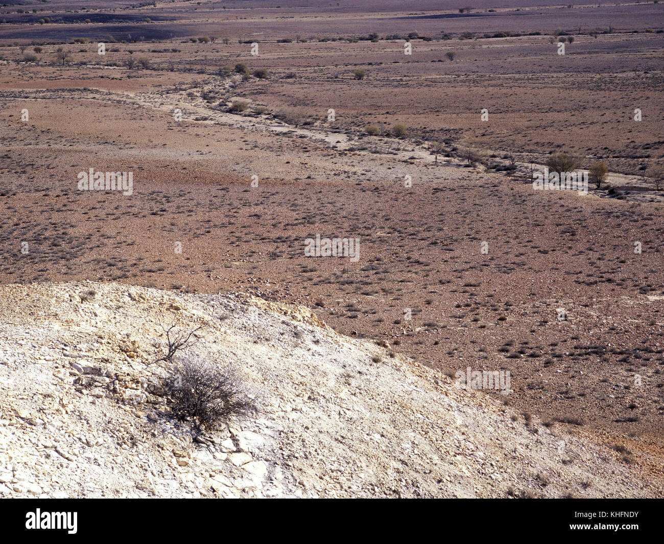 Vista da una parte superiore piatta mesa per le vaste pianure Gibber, questa zona è anche conosciuta come Jump Up paese. Sturt National Park, New South Wales, Australia Foto Stock