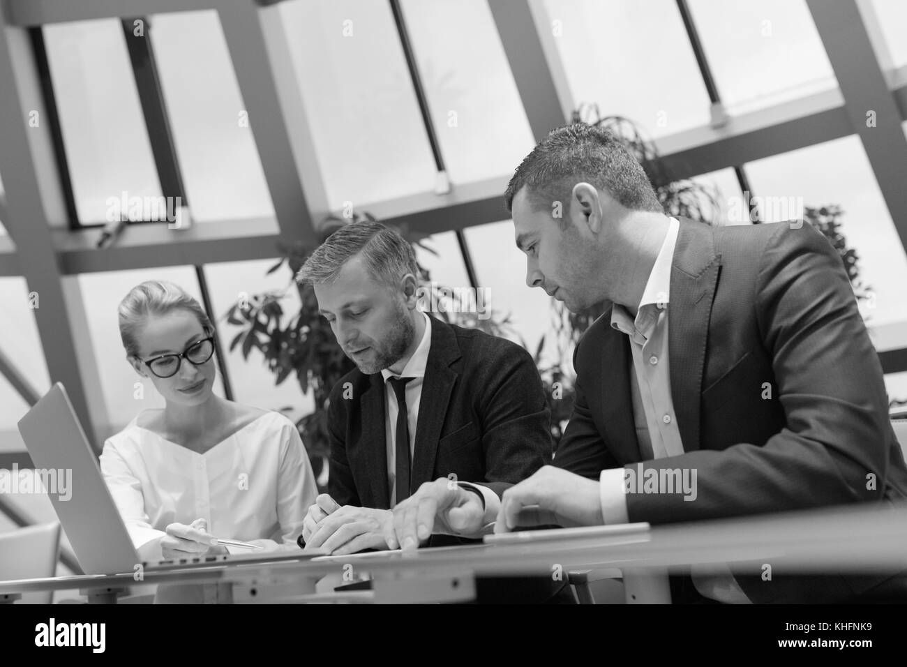 La gente di affari a lavorare come un team presso l'ufficio. Foto Stock
