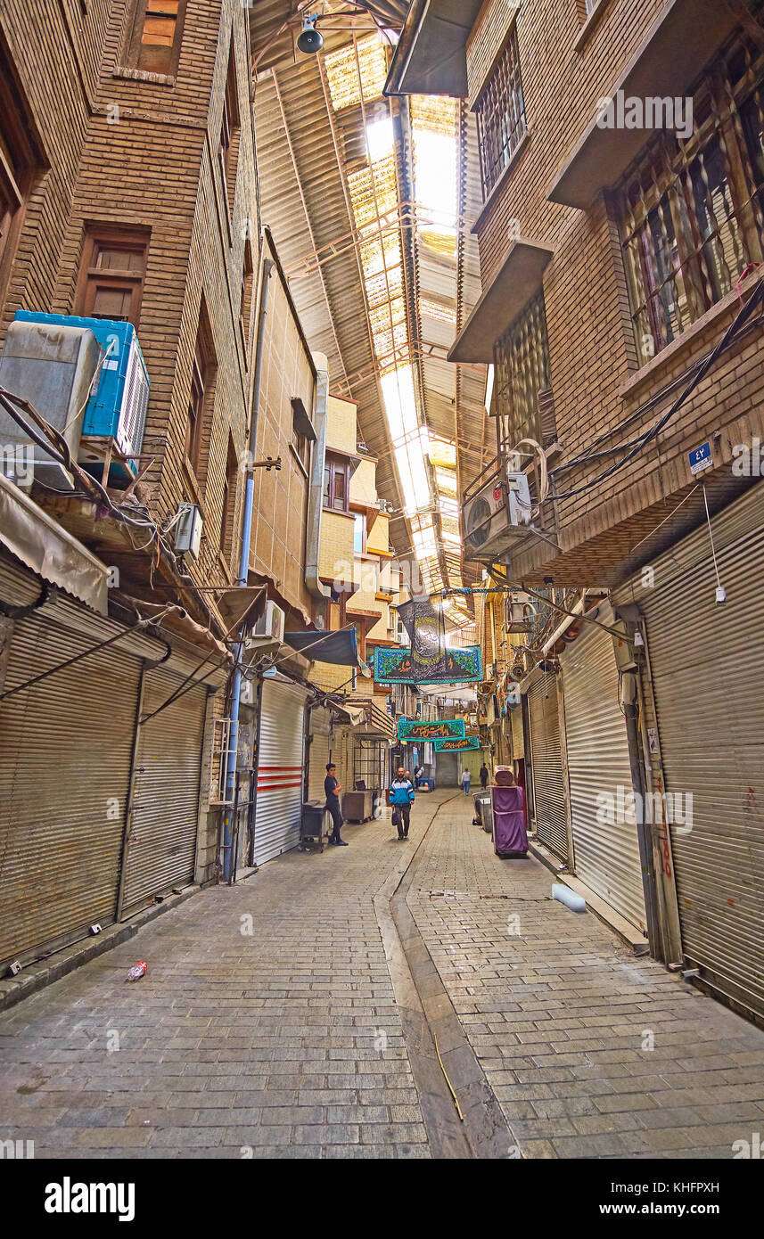 Tehran, Iran - 11 ottobre 2017: la stretta strada coperta di grand bazaar (bazar e bozorg), i negozi sono chiusi, quindi il modo in cui è vuoto, sul mese di ottobre 1 Foto Stock