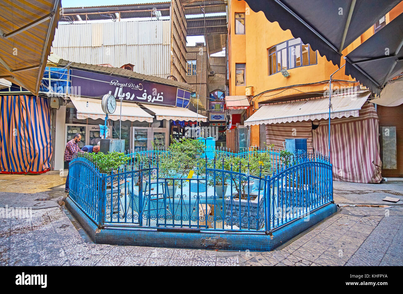 Tehran, Iran - 11 ottobre 2017: l'aria aperta cortile nel dedalo di vicoli del grand bazaar con fontana e di piante in vaso, il 11 ottobre a Tehran. Foto Stock